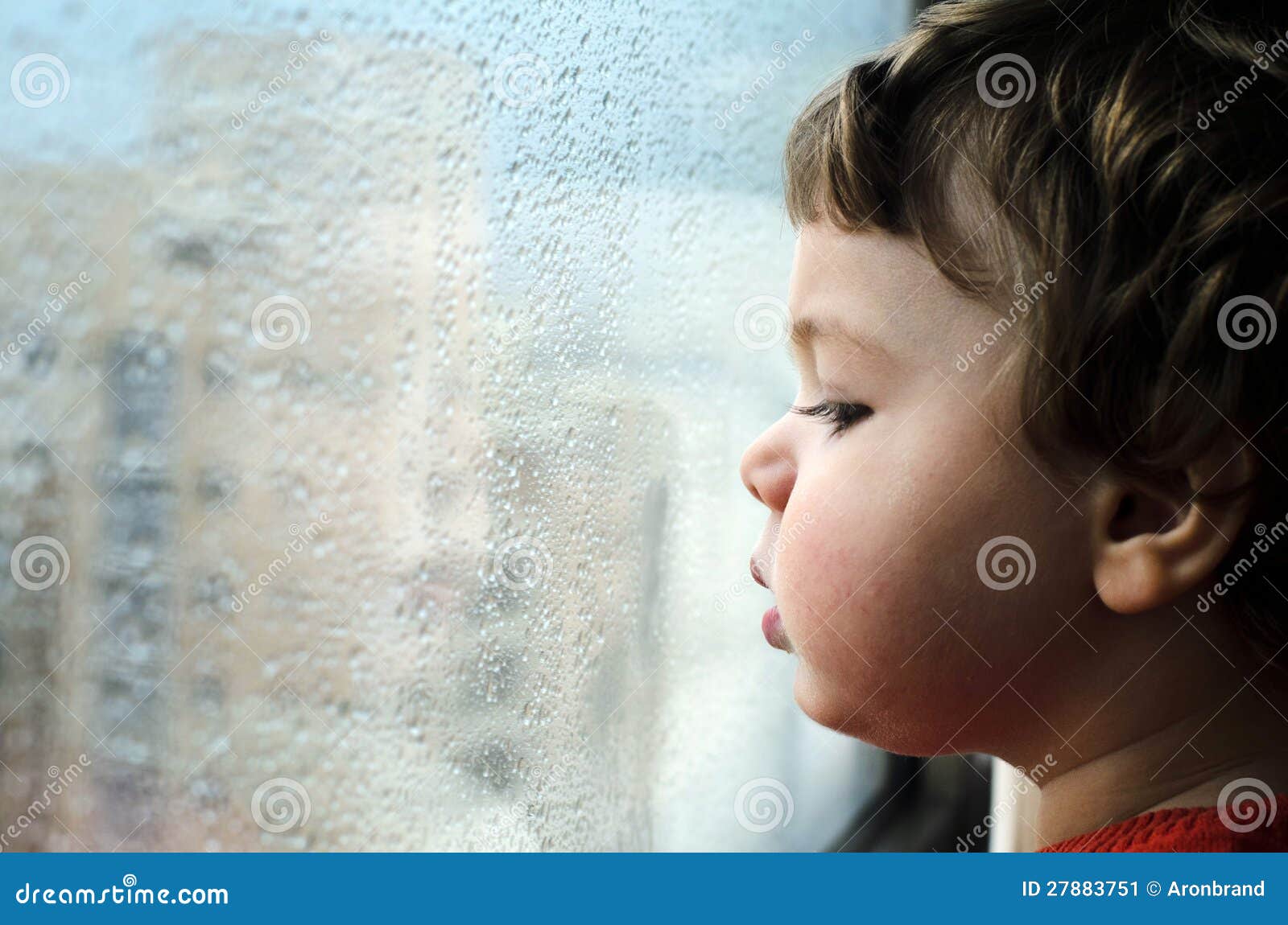 Kleinkind, Das Aus Fenster Am Regnerischen Tag Heraus