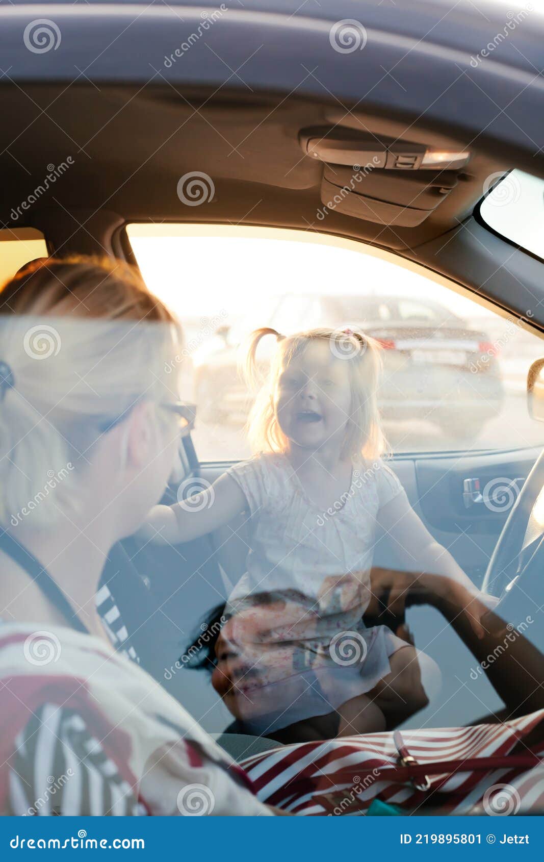 Kleinkind Mädchen Und Ihre Mutter Sitzen Im Auto Und Lachen