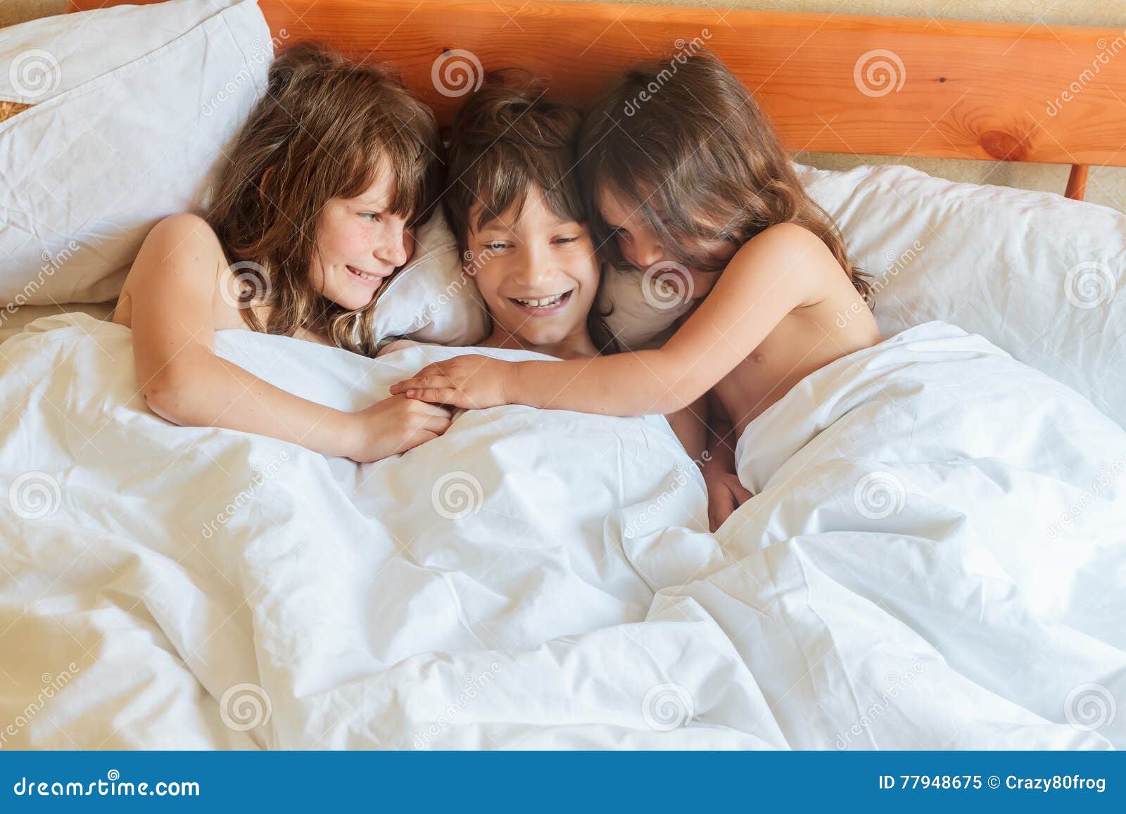 Kleinkinder Junge Und Madchen Zu Hause Schlafend Im Bett Innen Stockbild Bild Von Bett Kleinkinder