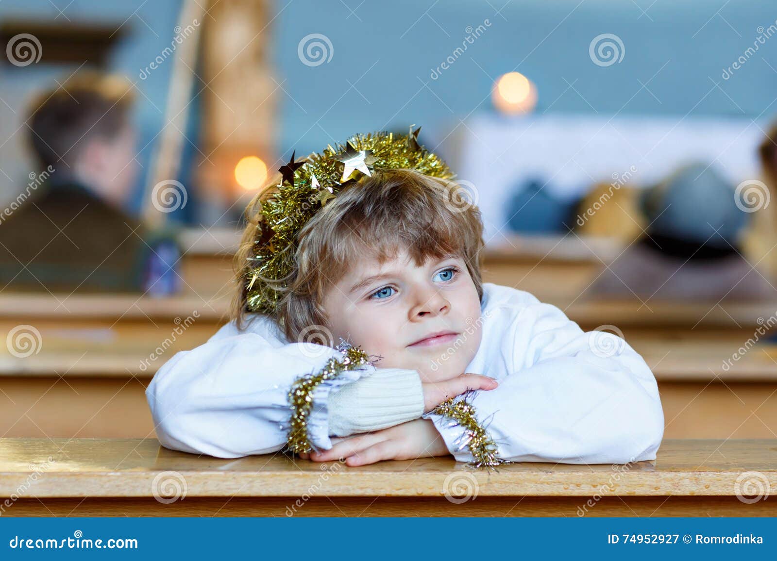 Kleinkindjunge, Der Einen Engel Der Weihnachtsgeschichte in Der Kirche