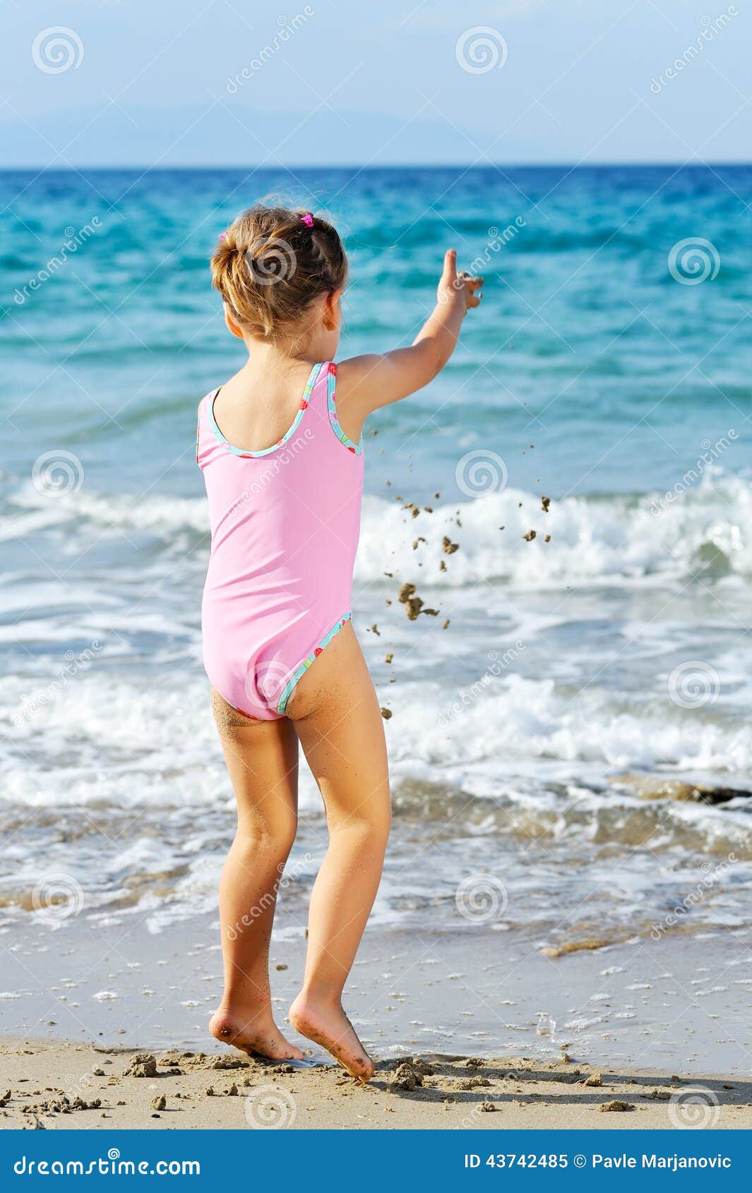 Девочки дети пляж. Детки в купальниках на пляже. Дети в мокрых купальниках на море. Шестилетняя на пляже.