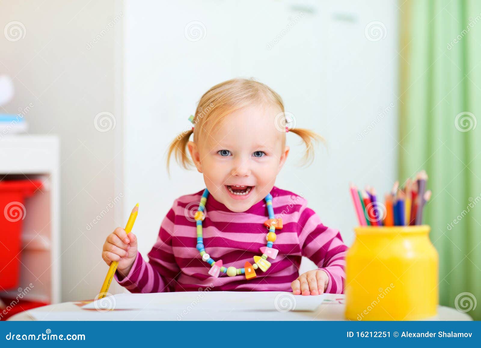 Freundliche Kleinkindmädchenzeichnung mit Bleistiften.