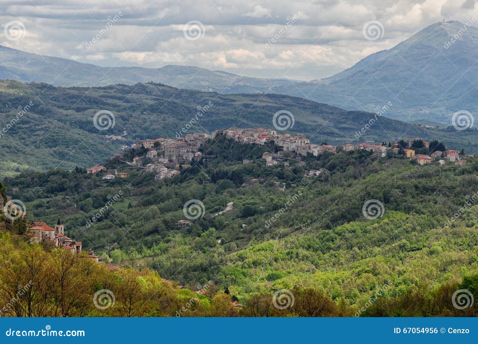 Kleinstadt Von Castel San Vincenzo Stockfoto - Bild von adler, kloster ...