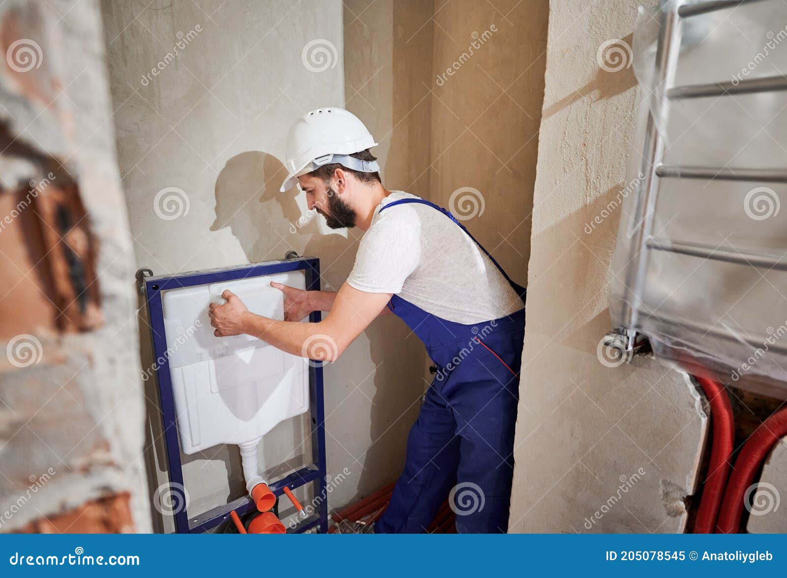 Klempner, Der Wallhung Toilettensystem in Bad Installiert Werden..  Stockbild - Bild von rohr, wohnung: 205078545