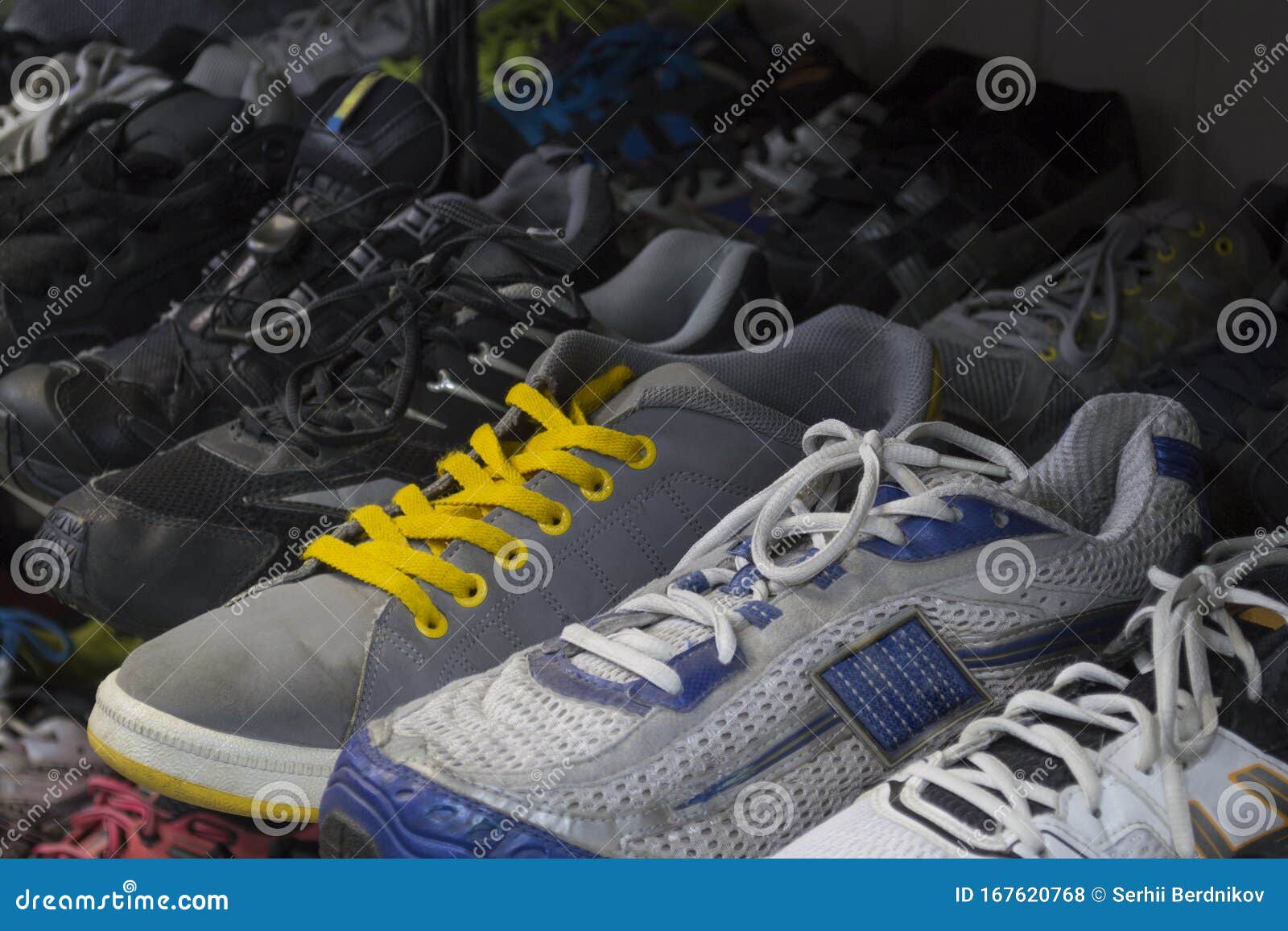 muis of rat Ambacht Stof Kleurrijk Aan Tweedehands Schoenen Voor Verkoop Op De Markt Van De  Straatvlooienmarkt Stock Foto - Image of zaken, plank: 167620768