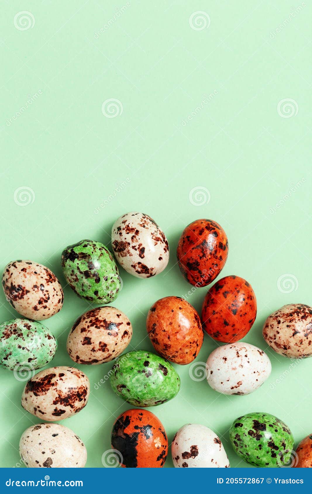 Nodig hebben ondergeschikt Bewust Kleurrijke Chocolade Kwarteleieren. Vogels Kleine Eitjes Lente  Vakantieachtergrond Stock Afbeelding - Image of geverft, rood: 205572867