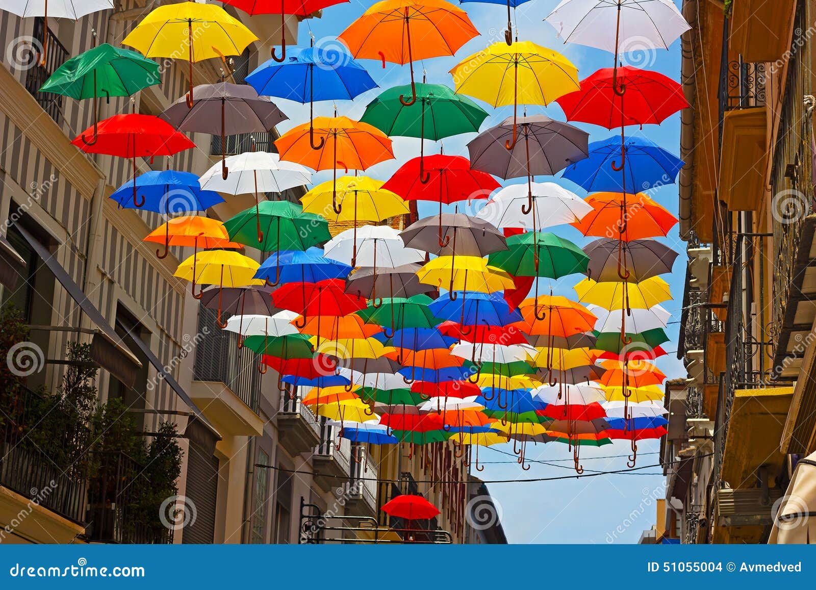 Kleurrijke Die Paraplu's Op De Straat in Spaanse Stad Geïnstalleerd Stock Foto - Image of winkelen, hulp: 51055004