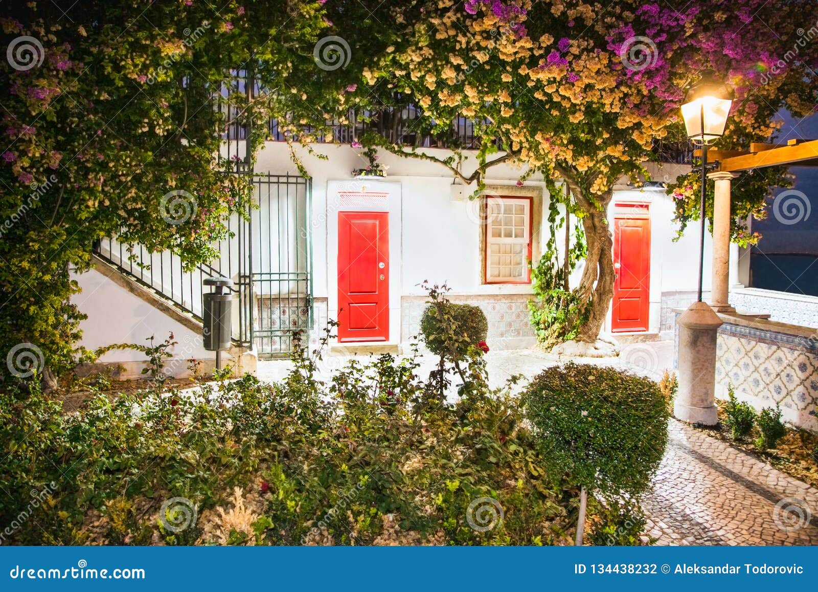 Kleurrijke Houten Deur in De Nacht, Lissabon, Portugal Stock Foto ...