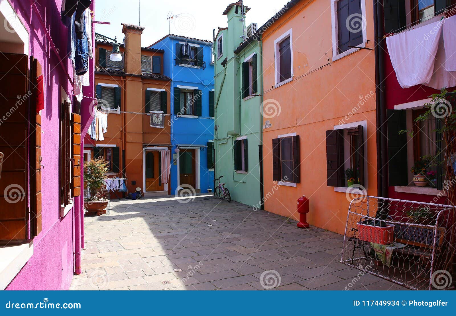 Kleurrijke huizen in Burano-eiland, Venetië, Italië. Een mening in BURANO, ITALIË, 24 APRIL, 2018: kleurrijke huizen in het Eiland Burano, 24 april, 2018, in Burano, Venetië, Italië