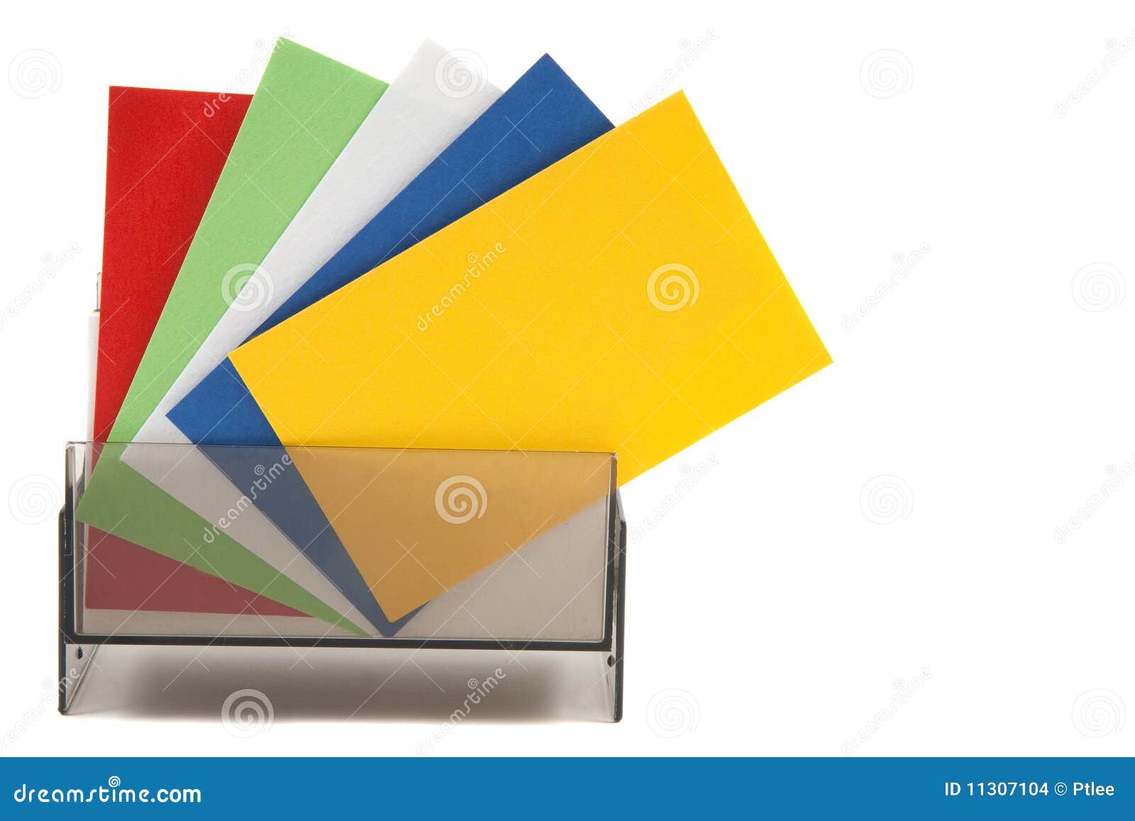 Kleurrijke lege naamkaarten in een doos en uit uitgespreid