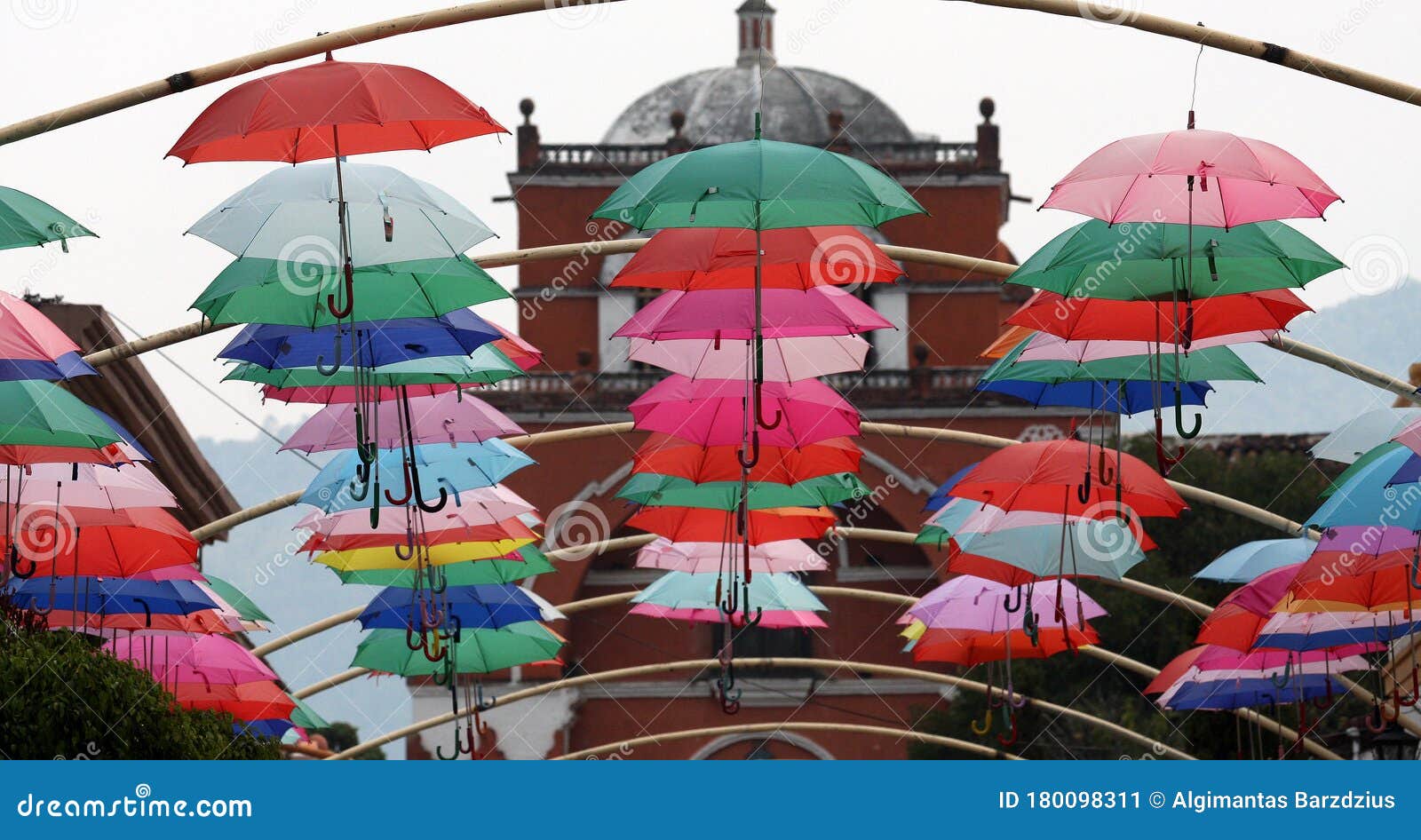 Meetbaar verhaal Adelaide Kleurrijke Paraplu-achtergrond Kleurrijke Paraplu's in De Lucht  Straatversiering Mexico Redactionele Foto - Image of schoonheid, mooi:  180098311