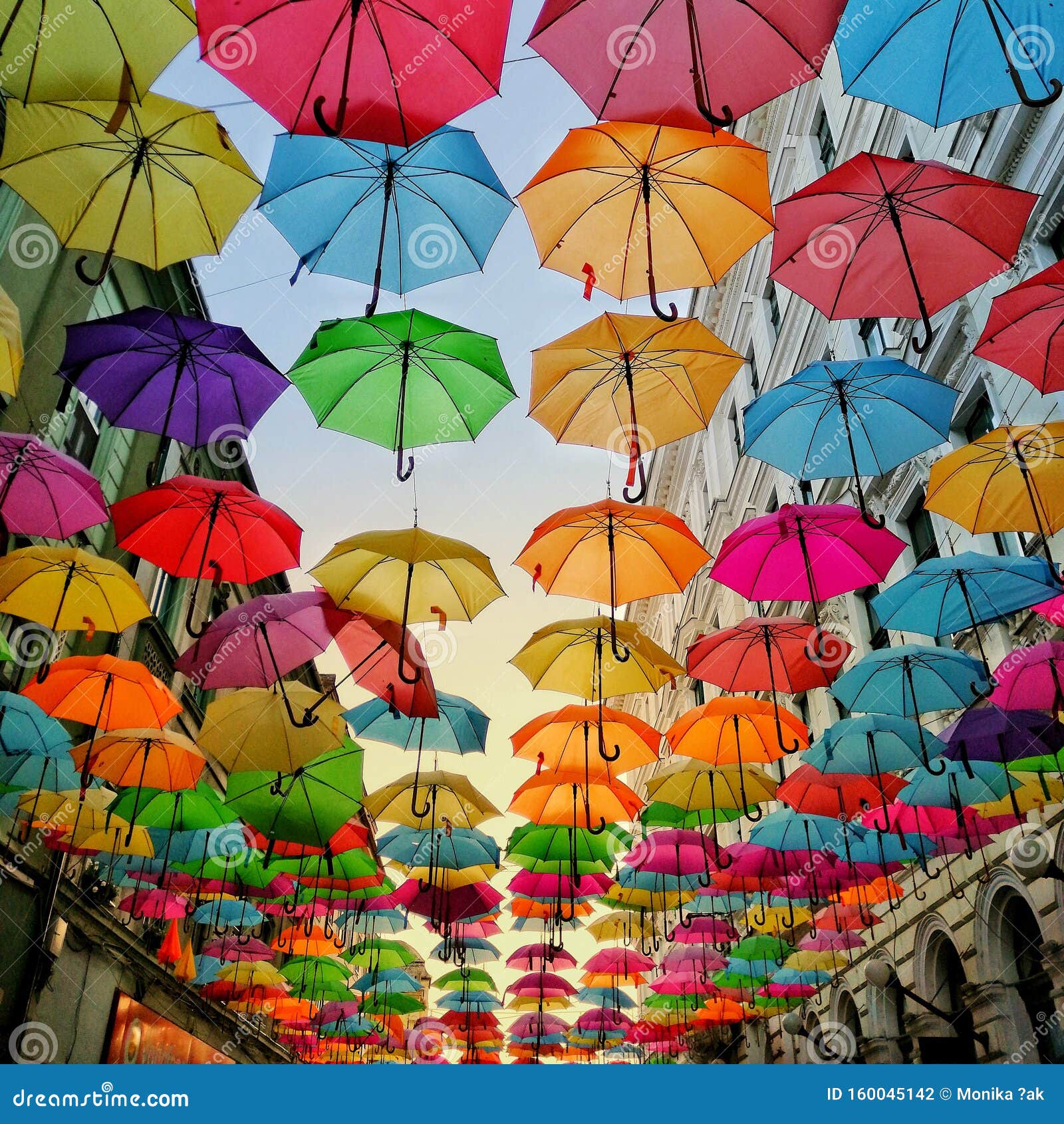 Kleurrijke Paraplu's Boven De Straat Redactionele Fotografie - Image of  kunstwerk, decoratie: 160045142