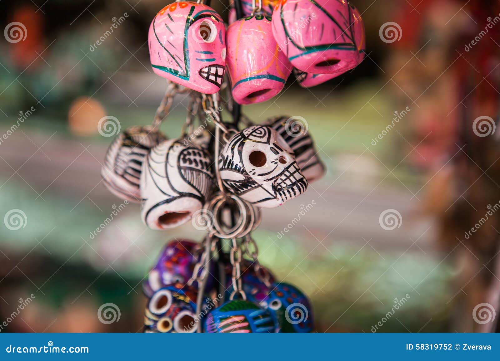 Kleurrijke schedels Mexicaanse herinneringen. Traditionele Mexicaanse herinneringsschedels op de markt Reisachtergrond voor Mexico, Latijns Amerika