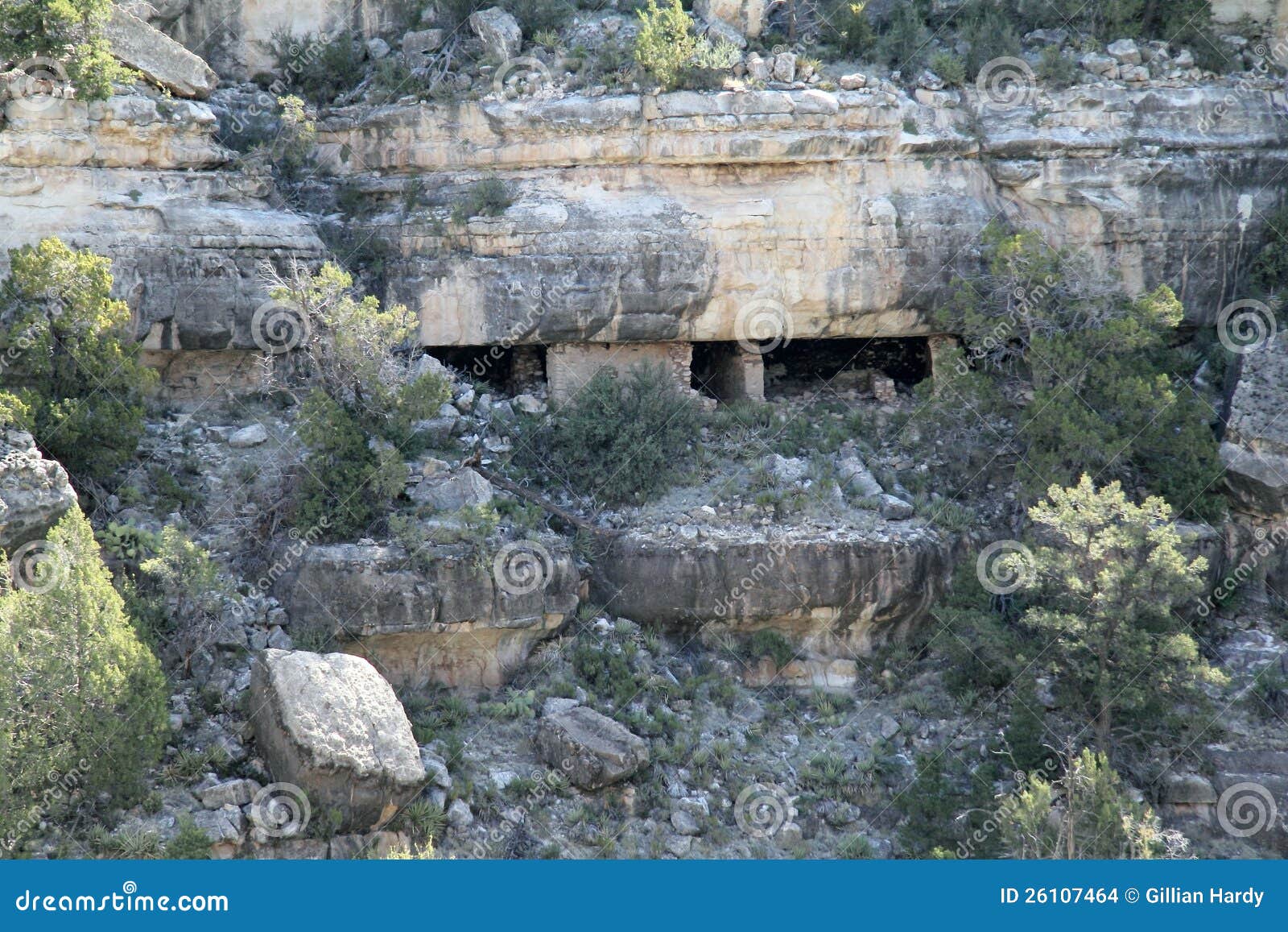 Klippen-Haus. Eingelassene Walnuss-Schlucht, Arizona, USA, nahe Fahnenmast. Zeigt die Höhlen im Felsengesicht, welche von den amerikanischen Ureinwohnern verwendet wurden.