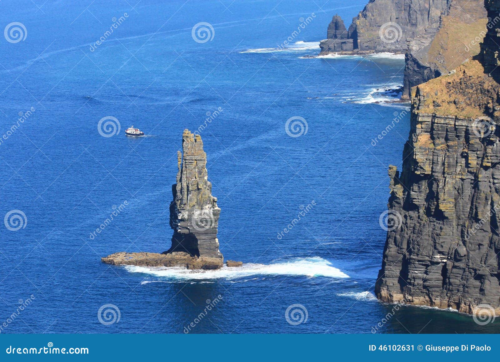 Klippen van Moher - Ierland. De Klippen van Moher worden gevestigd bij de zuidwestelijke rand van het Burren-gebied in Provincie Clare, Ierland Zij nemen 120 meter (390 voet) boven de Atlantische Oceaan bij het Hoofd van het Oude wijf toe, en bereiken hun maximumhoogte van 214 meter (702 voet) enkel het noorden van de Toren van O'Brien, acht kilometers aan het noorden De klippen rangschikken onder de hoogste bezochte toeristenplaatsen in Ierland en ontvangen bijna één miljoen bezoekers een jaar