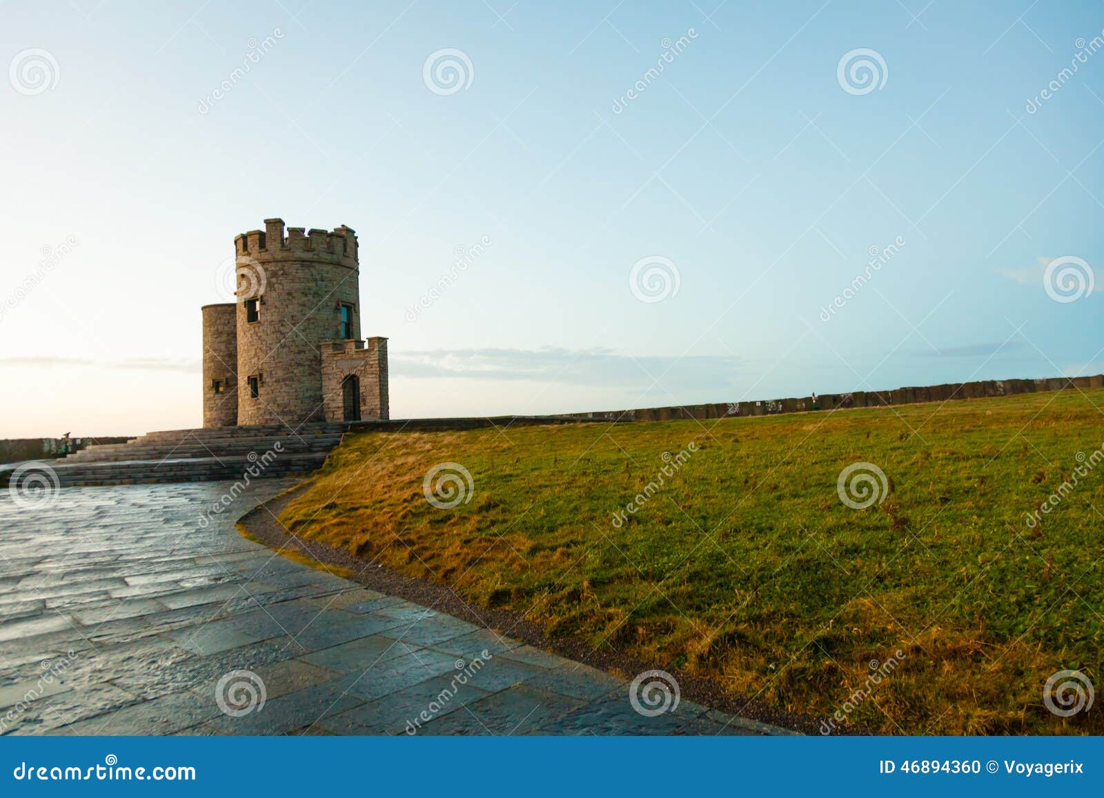 Klippen von Moher - Turm O Briens in Co Clare Ireland. Klippen von Moher bei Sonnenuntergang - Turm O Briens in Co Clare Ireland Europe