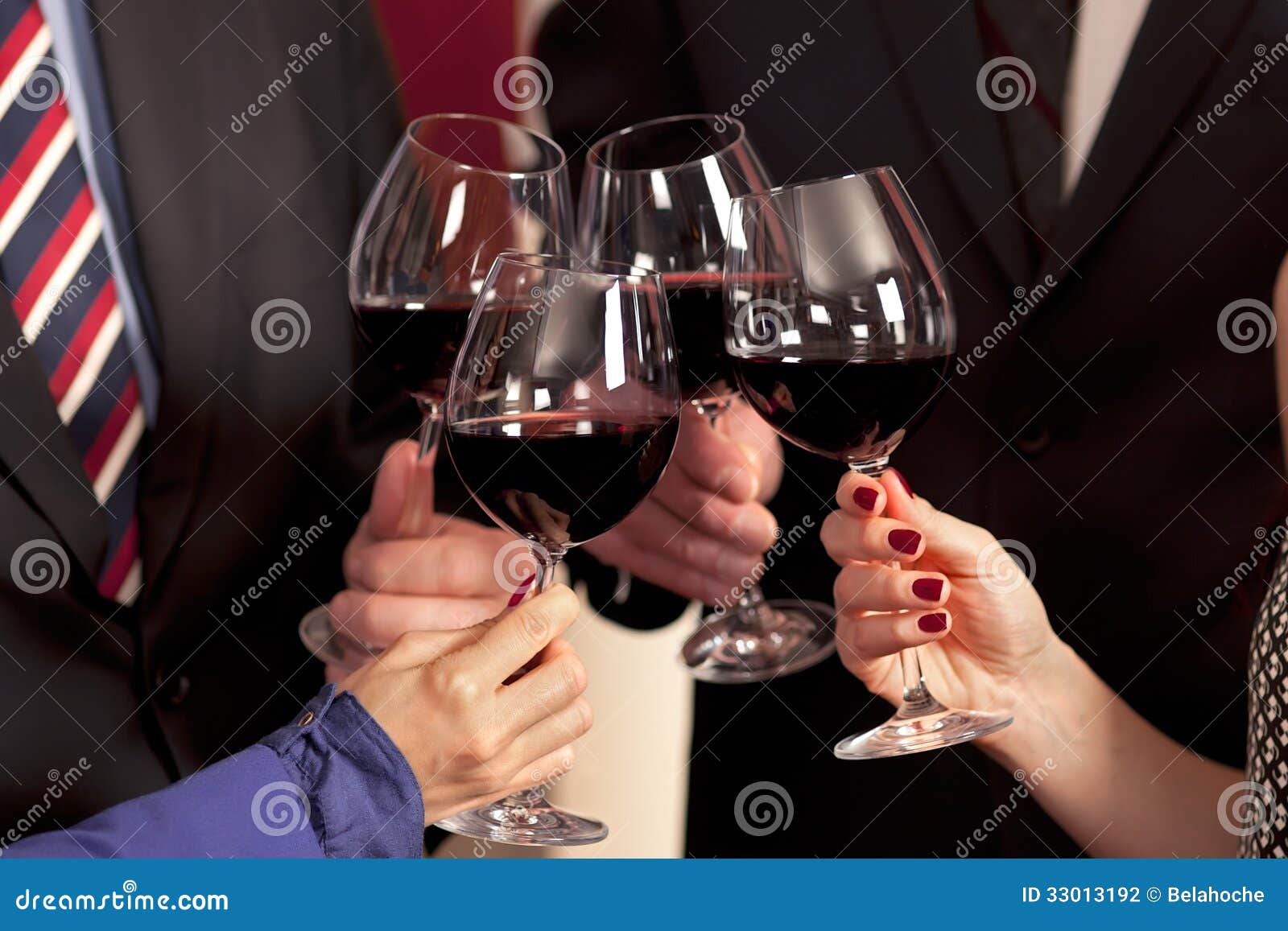 Klirrende Gläser Mit Rotwein. Stockfoto - Bild von wein, unterhaltung:  33013192
