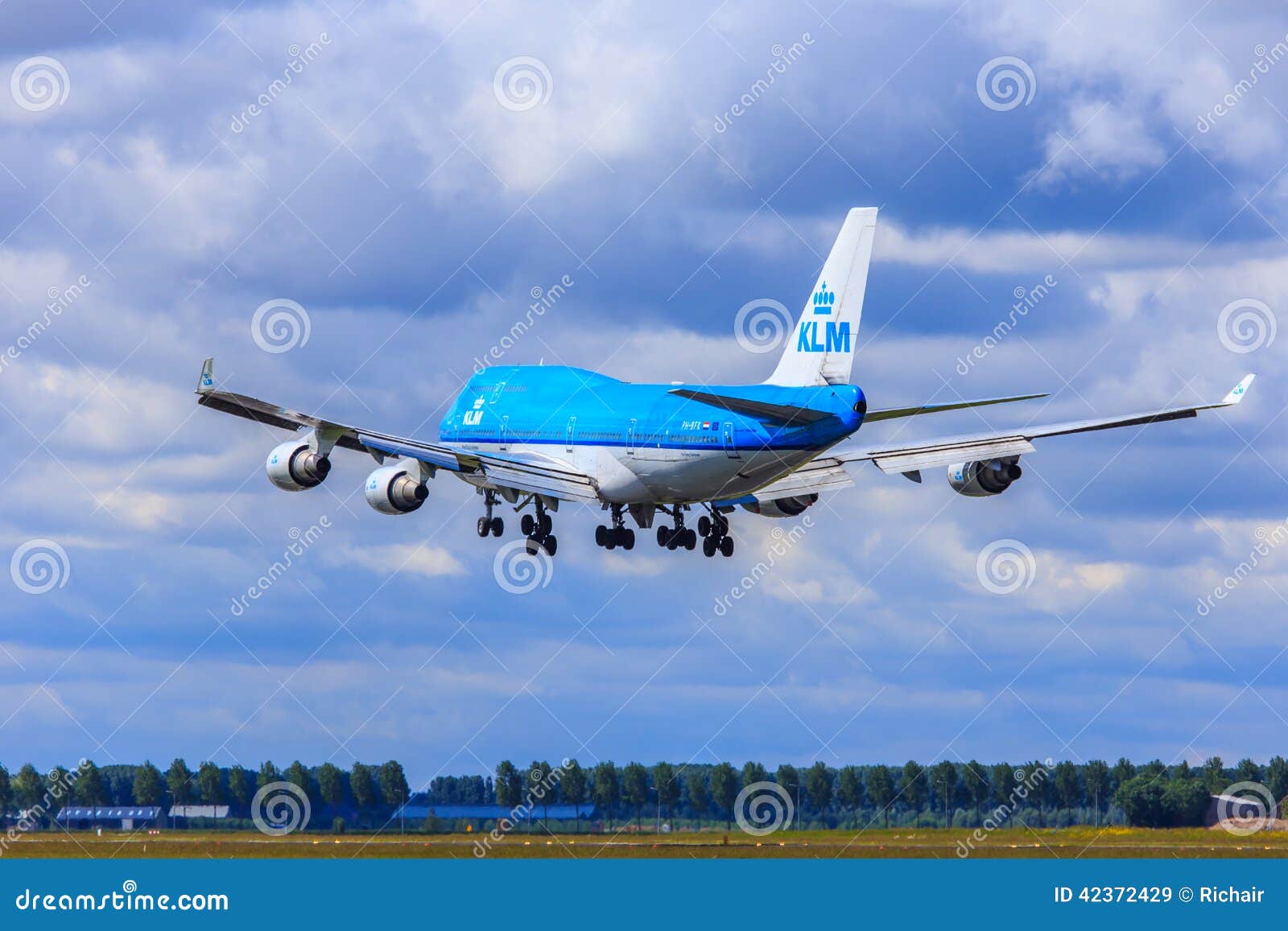 KLM波音747-400. KLM 747-400 combi到土地在斯希普霍尔阿姆斯特丹机场