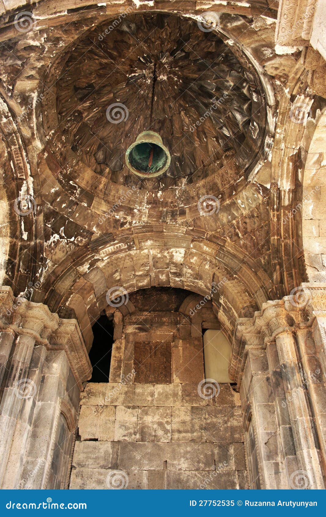 Klocka i den Tatev kloster i Armenien, den 9th århundradearkitekturen.