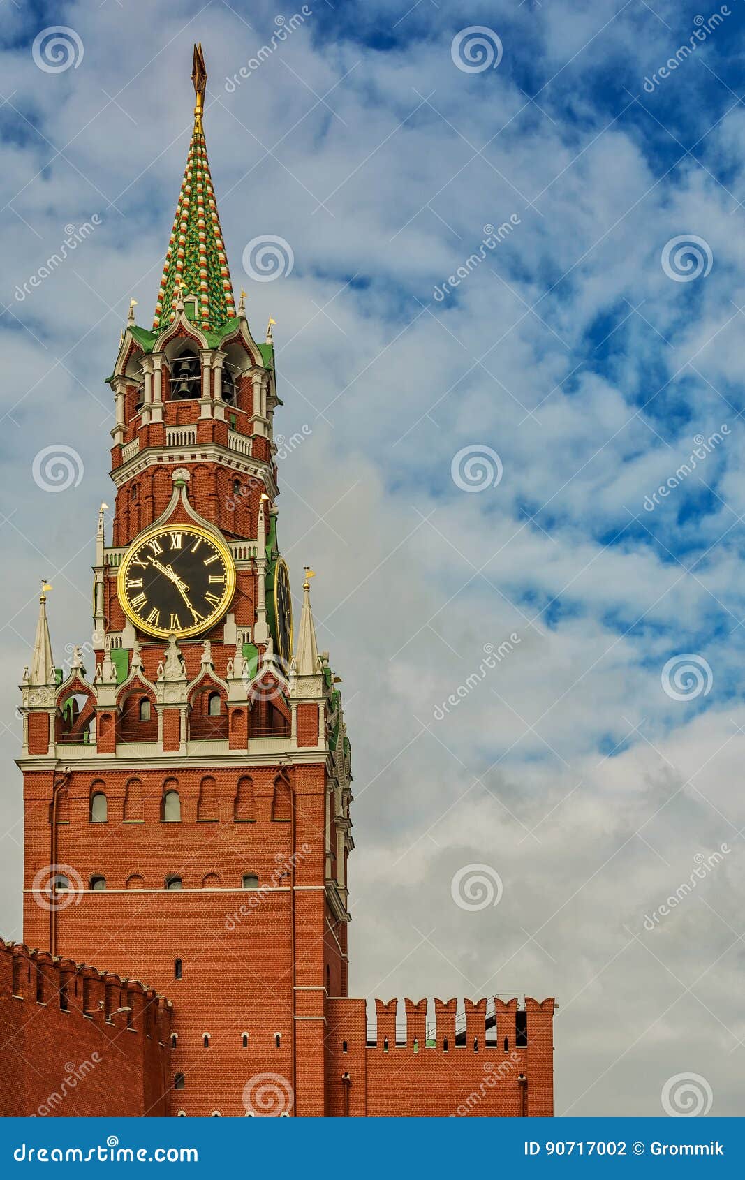 Klok op de Spassky-Toren van het Kremlin. Rusland, Moskou - 24 09 2016: Spasskayatoren van het Kremlin met een klok