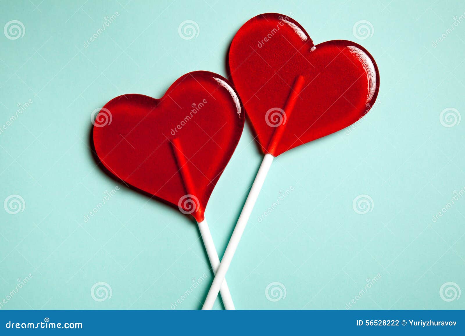 Klubbor två röda hjärtor Godis man för begreppskyssförälskelse till kvinnan vektor för valentin för pardagillustration älska