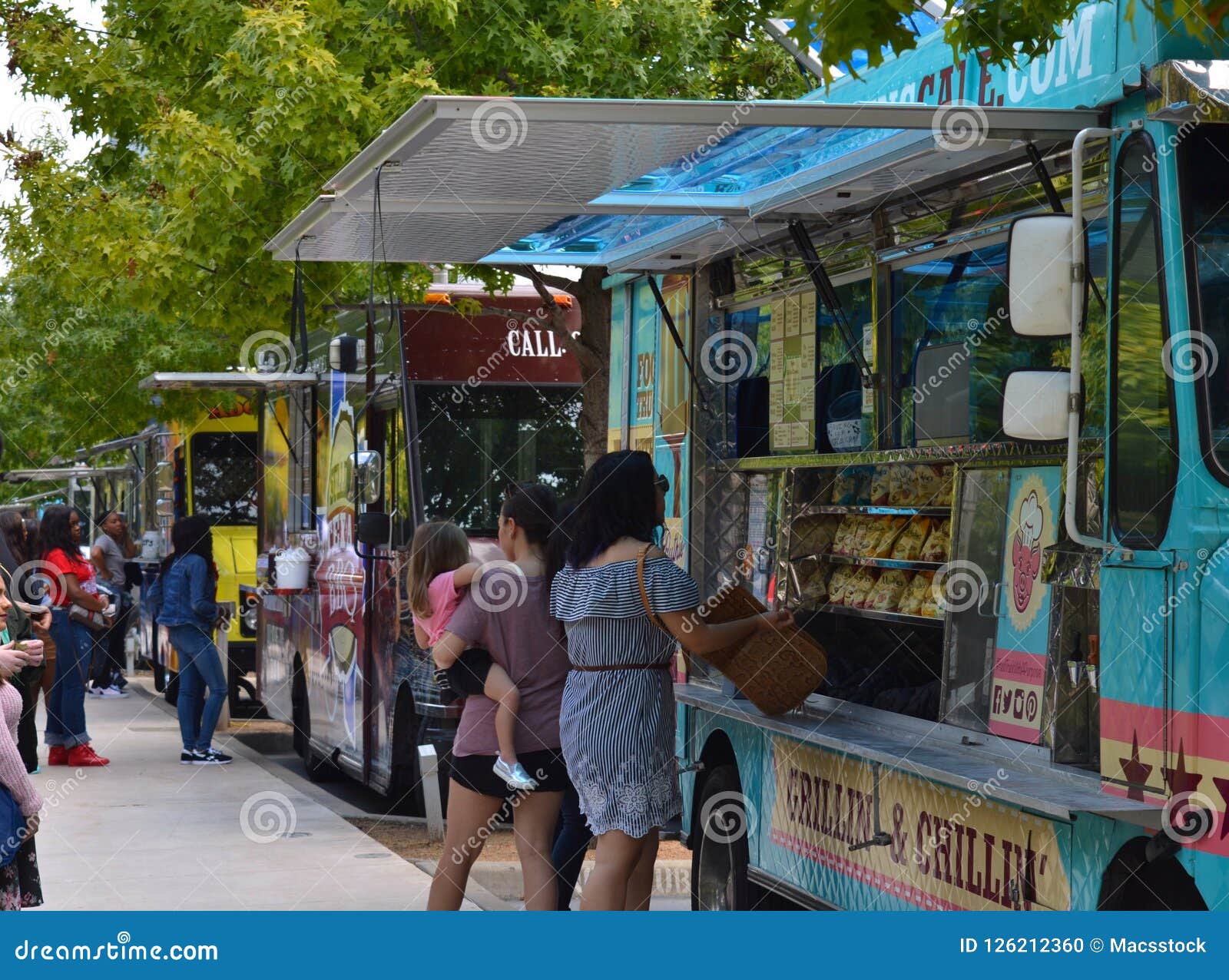 Klyde Warren Park, Dallas Food Trucks Image éditorial Image du