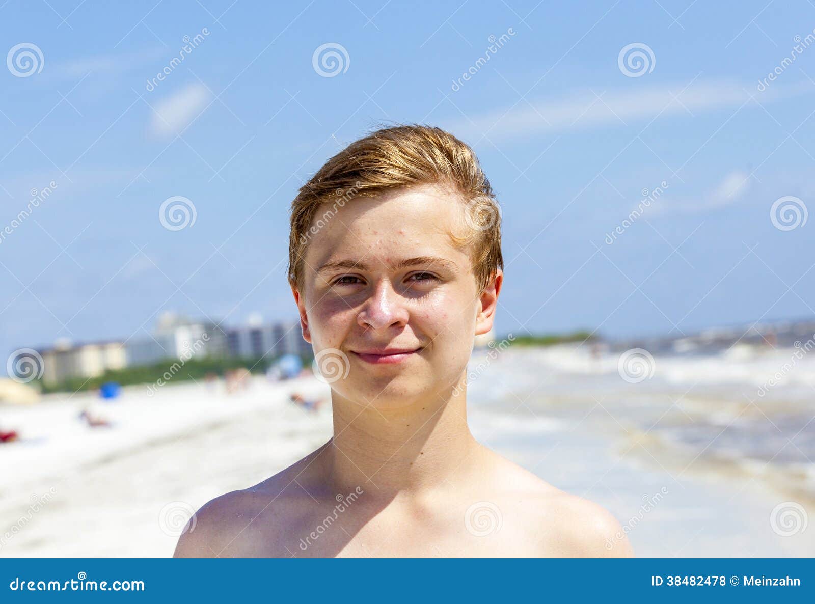 Knappe Glimlachende Jongen Na Het Zwemmen Bij Het Strand Stock Foto ...