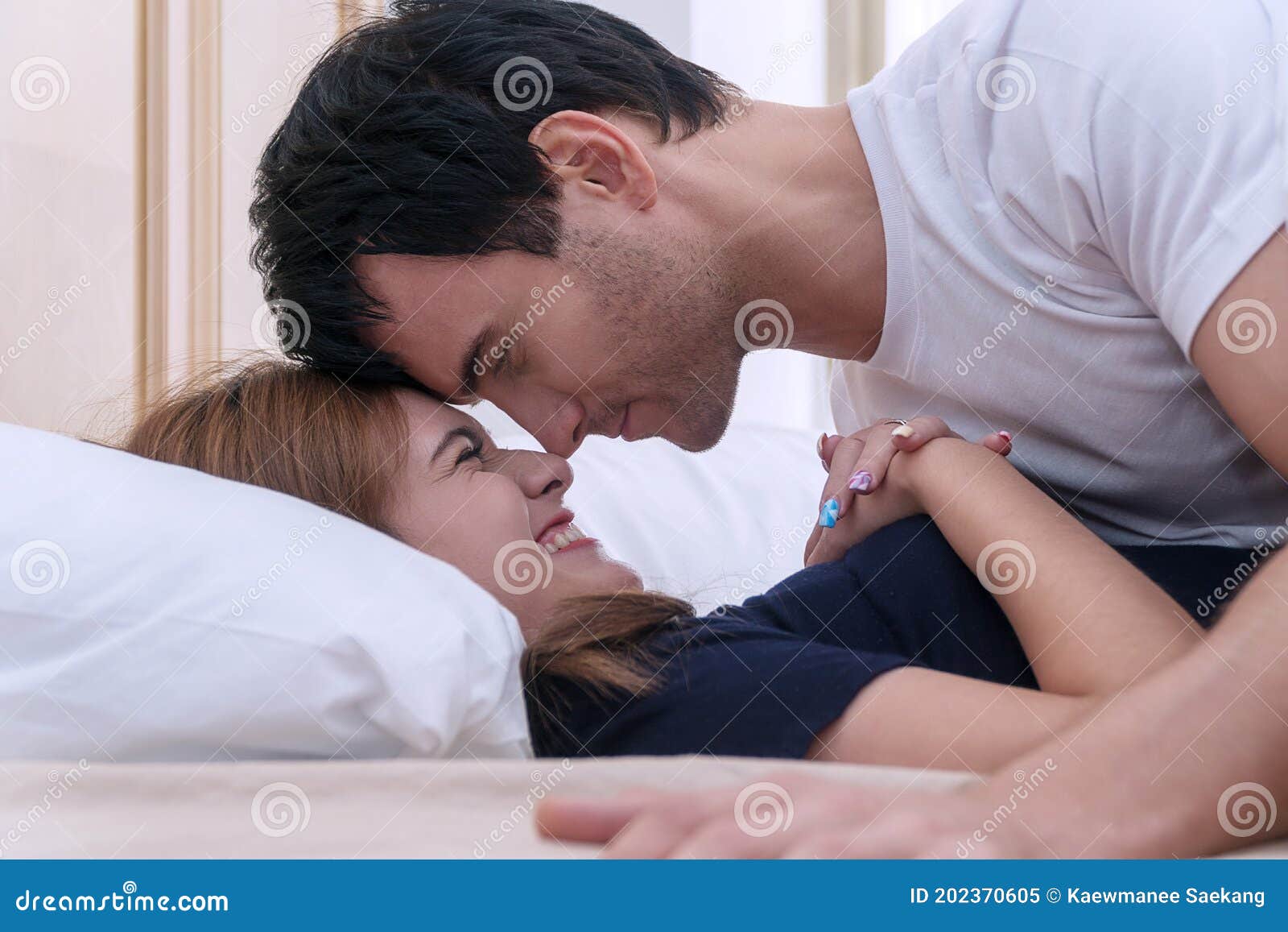 Knappe Man Die Zijn Vrouw Omhelzen Die Op Het Bed Liggen