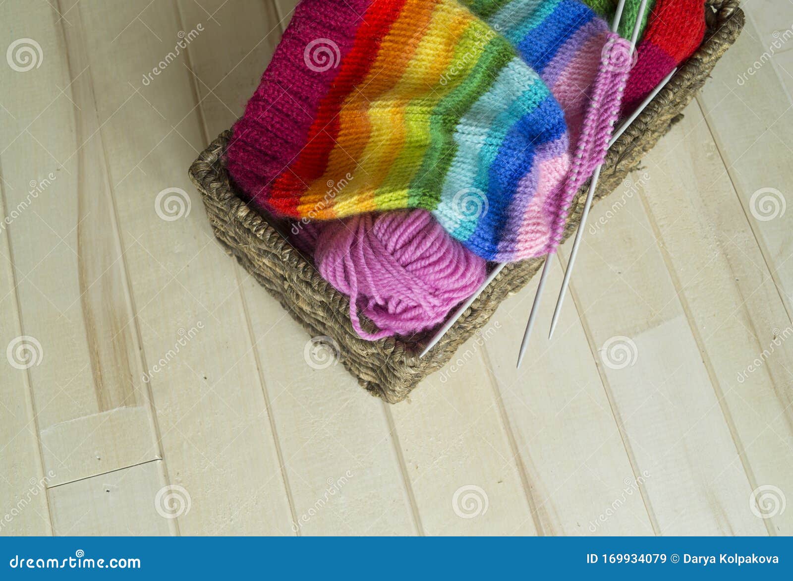 Knit a rainbow hat Skapandeprocess Sticknålar och en kula av ulltråd