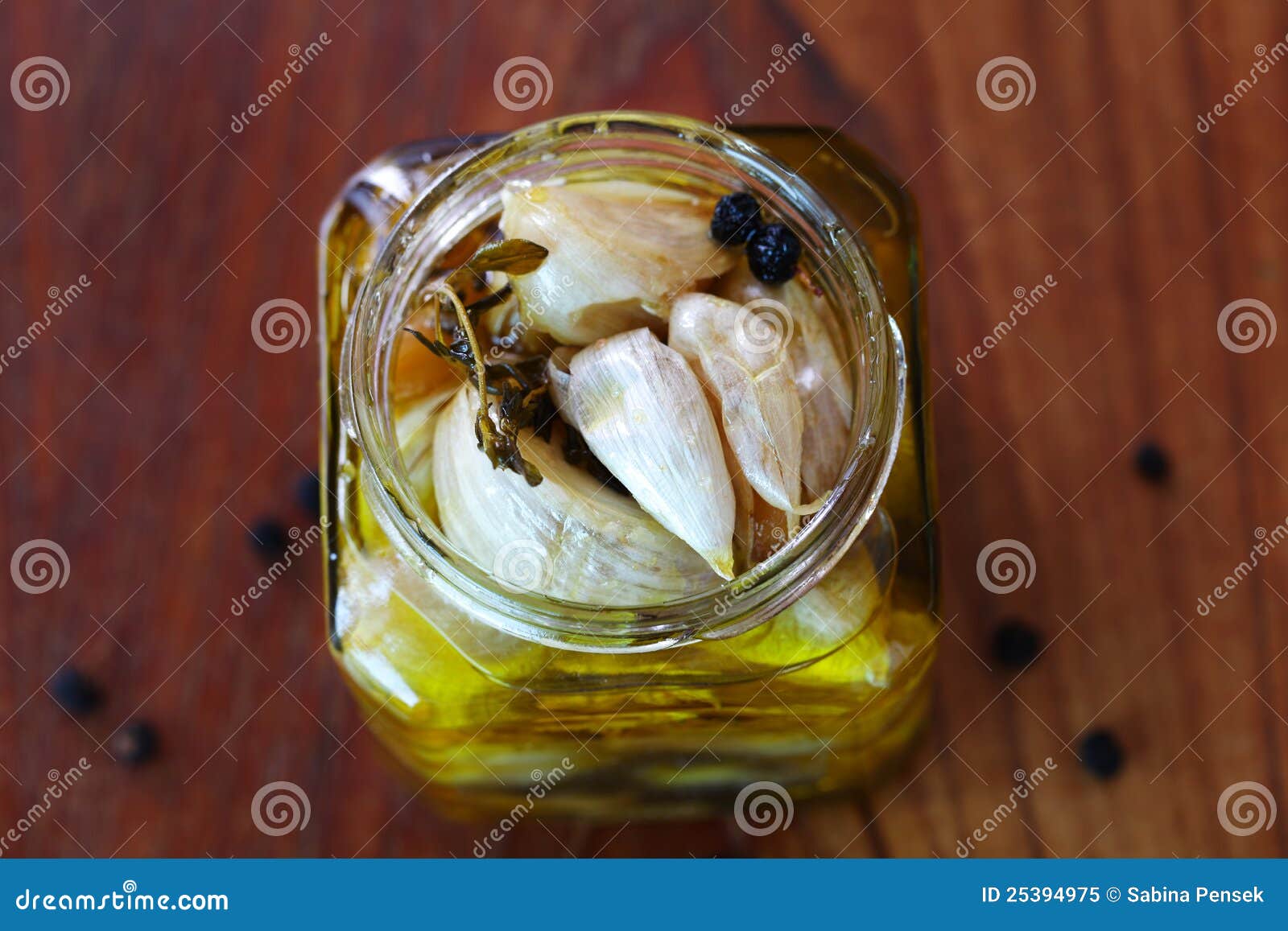 Knoblauch Confit Konservierte Im Olivenöl Mit Den Kräutern Stockbild ...