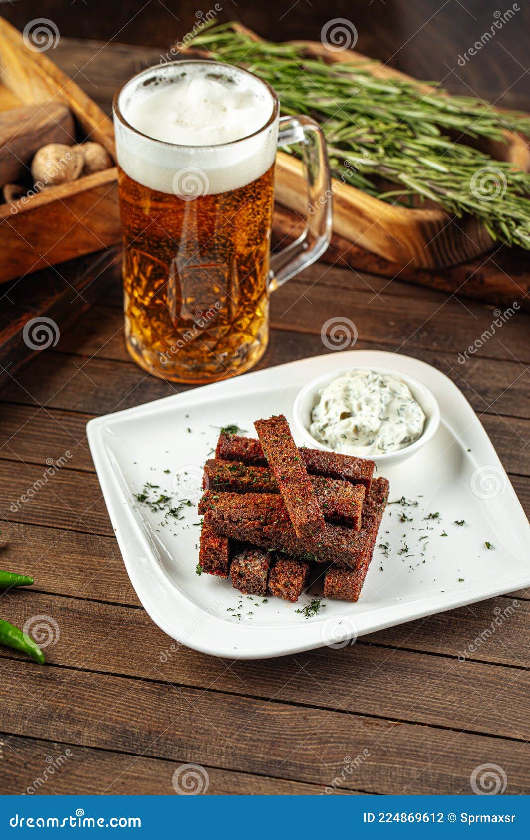 Knoblauch Croutons Brot Bier Snack Mit Sauerrahm Stockfoto - Bild von ...