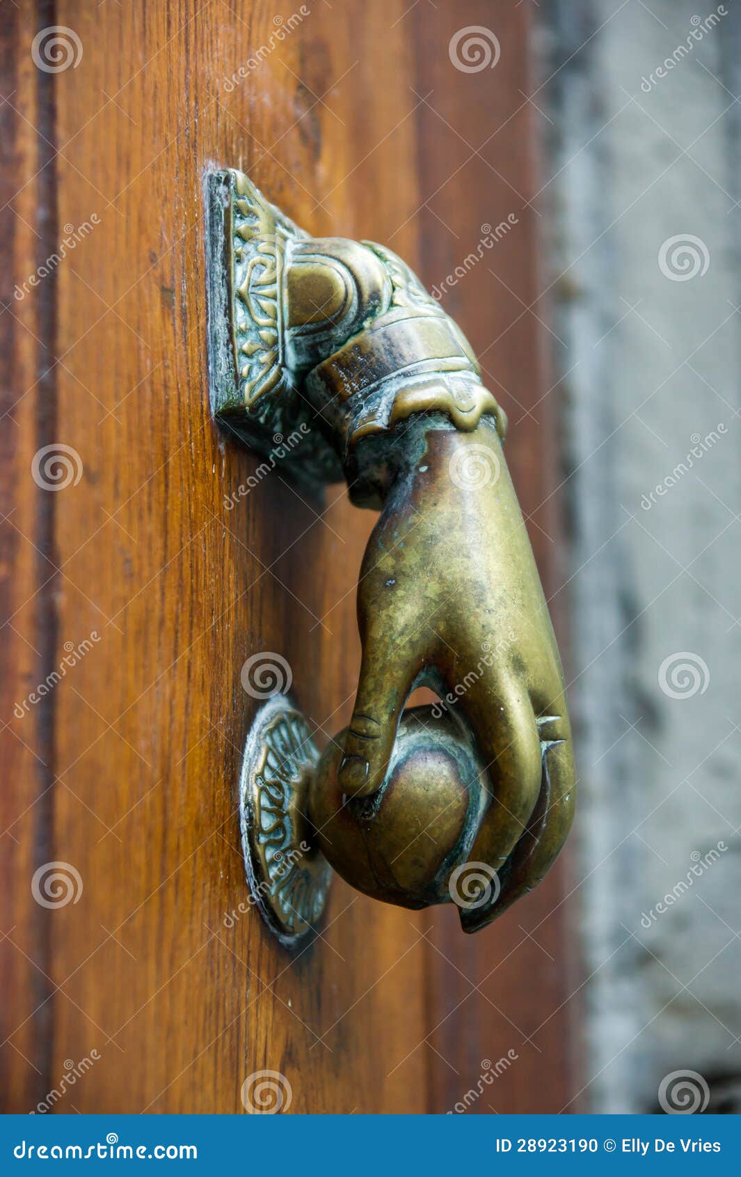 Стучало купить. Стучит в дверь. Кольцо на двери для стука. Кольцо для стучания в дверь. Подвес для стука в дверь.