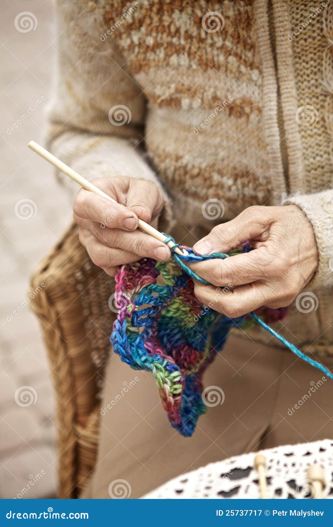 Knitting hands. Вязание в руках старушки. Пожилая женщина вяжет. Руки старушки вяжут. Пожилая дама вяжет.