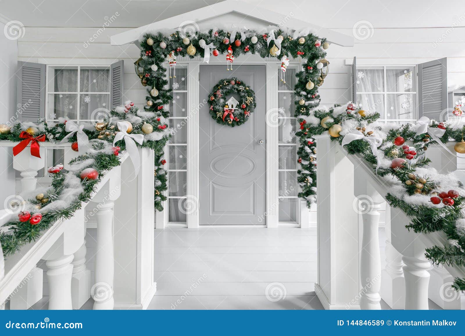 Πρωί Χριστουγέννων μέρος ένα μικρό σπίτι με μια διακοσμημένη πόρτα με ένα στεφάνι Χριστουγέννων Χειμερινό παραμύθι