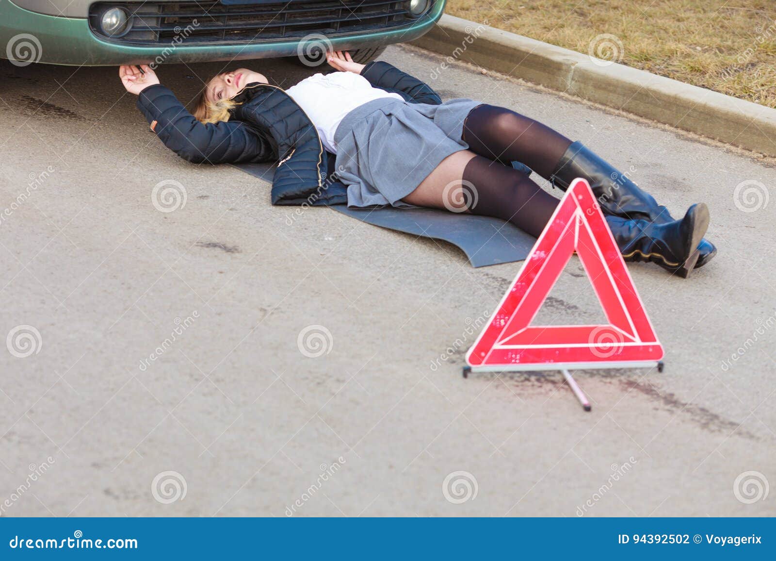 Женщина разбила машину. Девушка лежит под машиной. Лежачий автомобиль. Фотографировать лёжа автомобиль. Картинки девушки на машинах лежат.