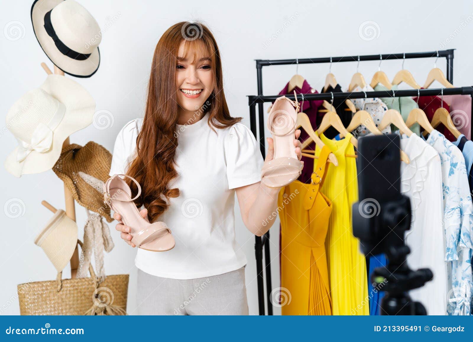 Kobieta Sprzedająca Buty I Ubrania Online Przez Firmę Smartphone Na żywo  Obraz Stock - Obraz złożonej z moda, rynek: 213395491