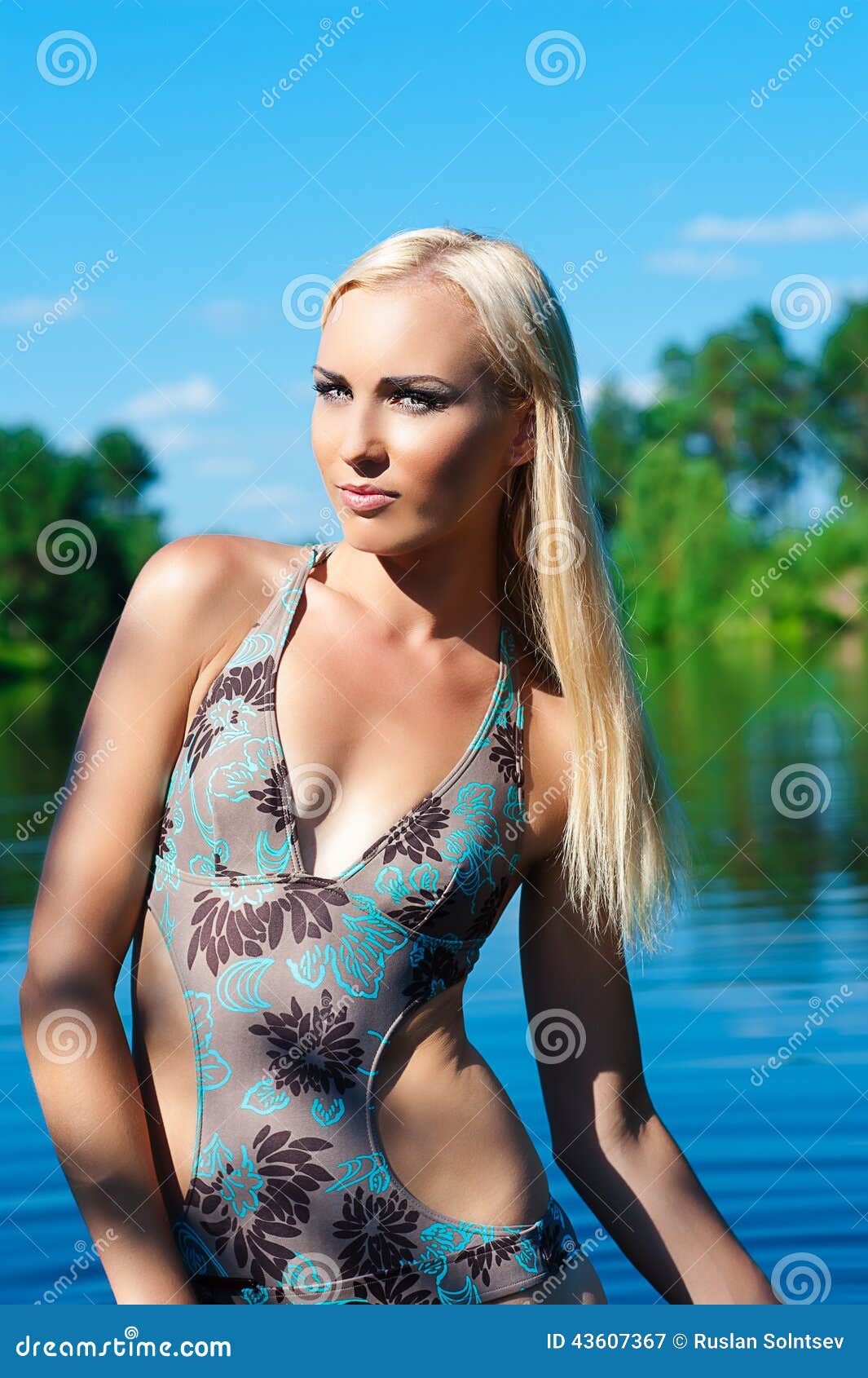 Piękna kobieta w błękitnym swimsuit