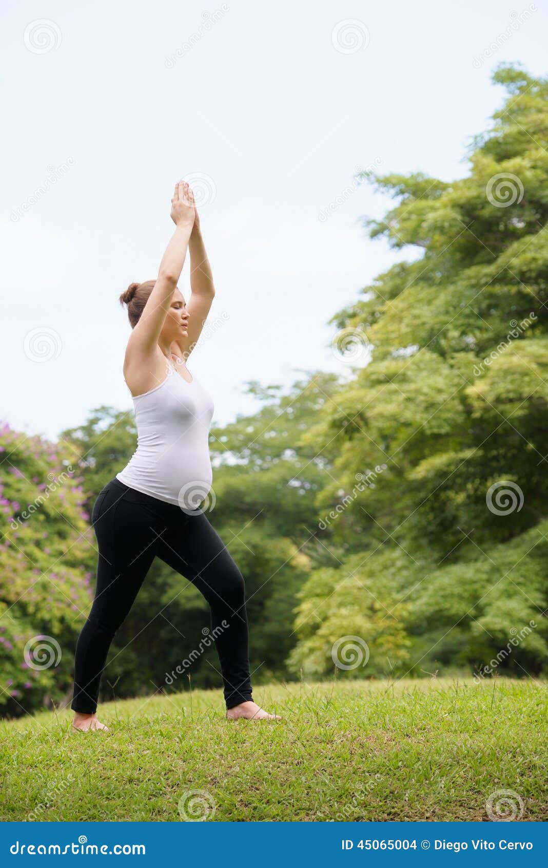 Kobieta w ciąży macierzystego brzucha joga relaksująca parkowa medytacja. Kobieta w ciąży robi joga w parku