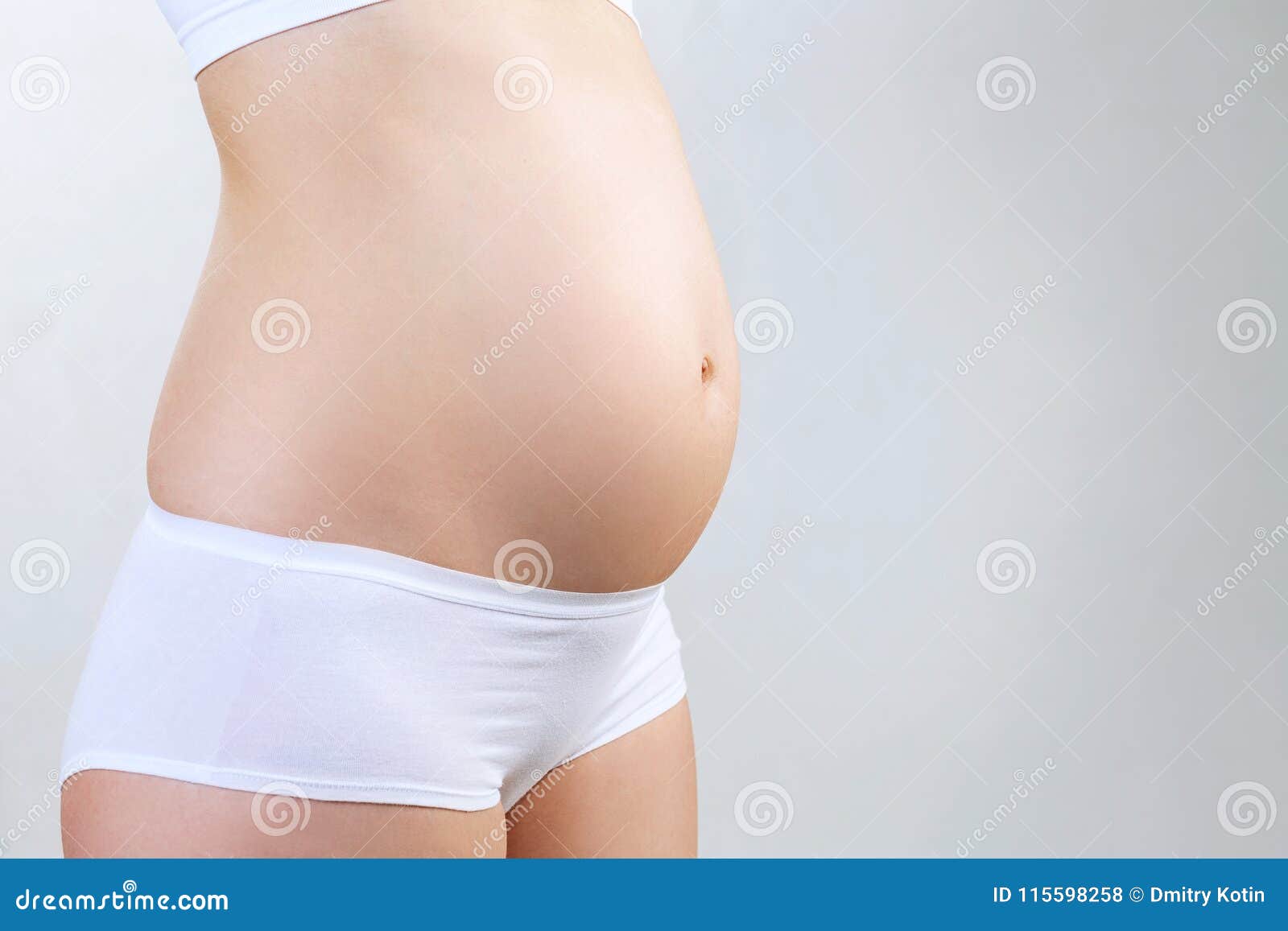 Kobieta w ciąży przedstawia brzucha Macierzyński pojęcie. Młody kobieta w ciąży przedstawia brzucha Zdrowy ciążowy pojęcie Macierzyński pojęcie
