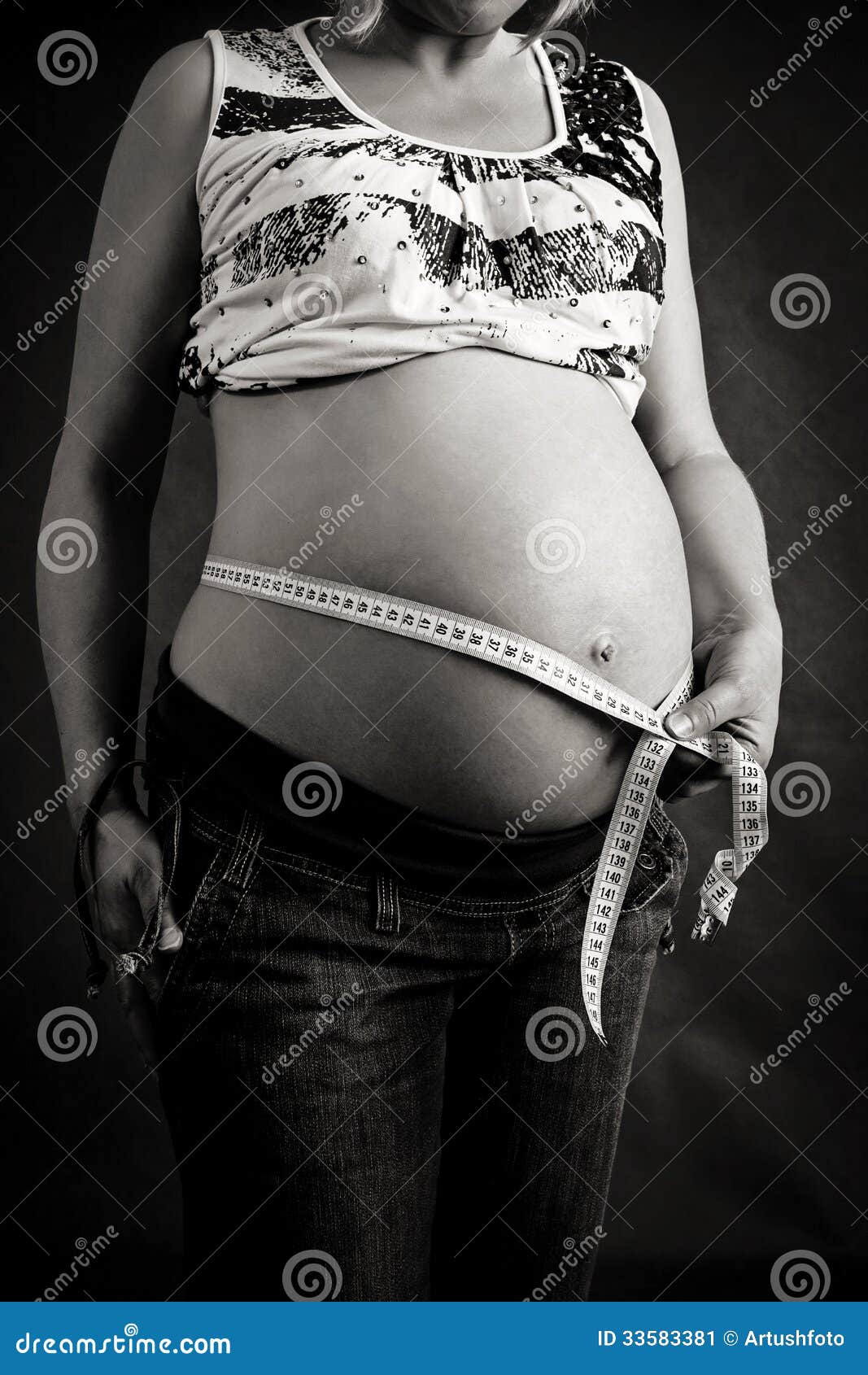 Kobieta w ciąży tenderly mierzy jej brzuszek. Czarny i biały fotografia tenderly mierzy jej brzuszek kobieta w ciąży