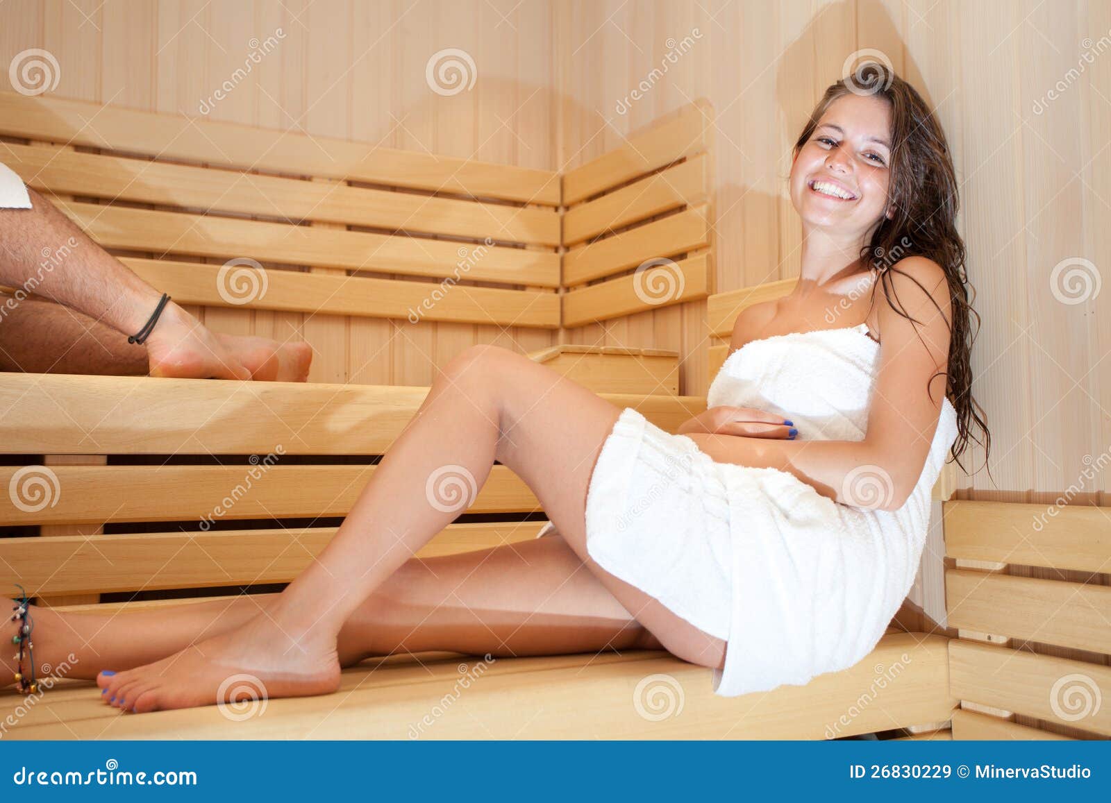 Kobieta w sauna. Młoda kobieta target311_0_ w sauna
