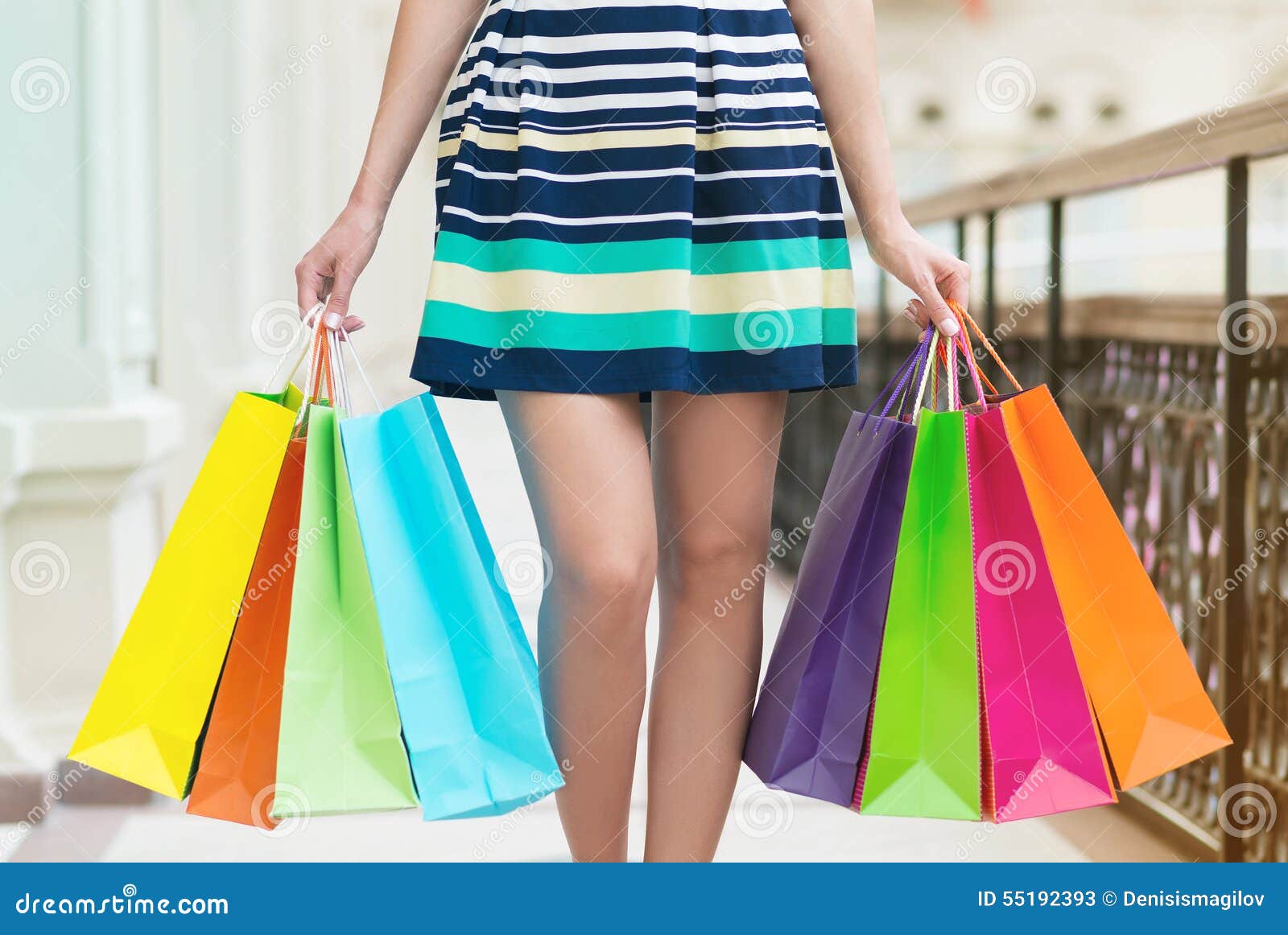 Kobieta z mnóstwo colourful torba na zakupy, zamyka up
