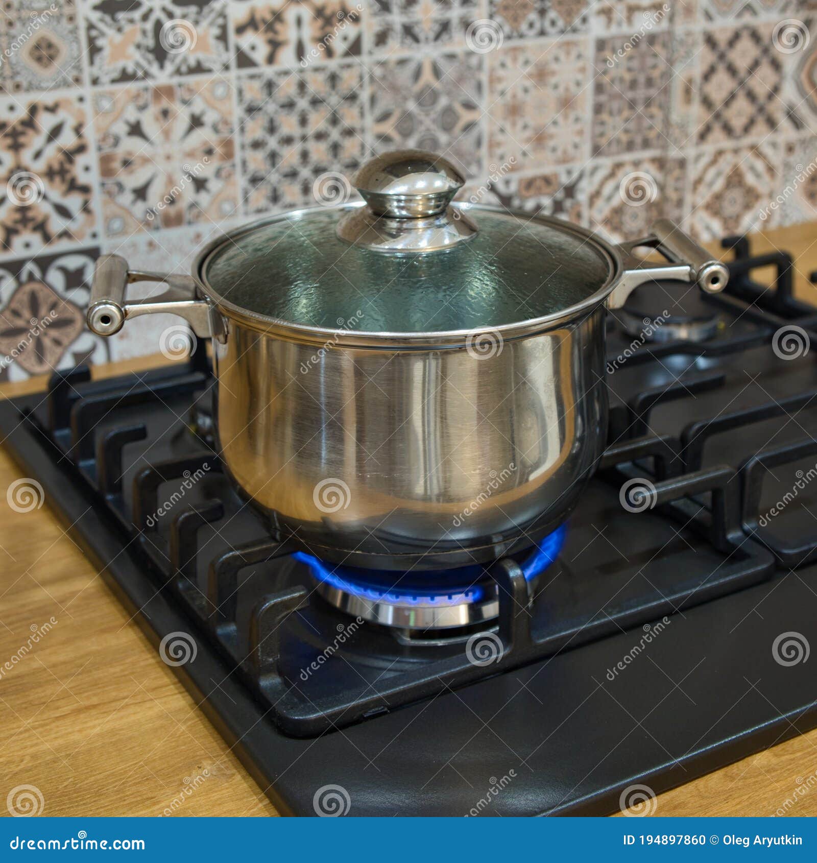 Kochen Auf Einem Gasherd. Der Topf Für Gasbrenner Stockfoto - Bild