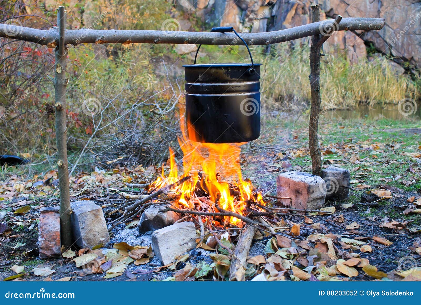 Kochen Auf Einem Lagerfeuer Stockfoto - Bild von metall, hitze: 80203052