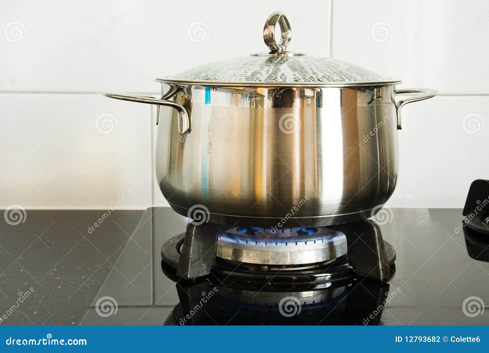 Kochen Der Wanne Auf Gasbrenner Stockfoto - Bild von funktion, schwarzes:  12793682