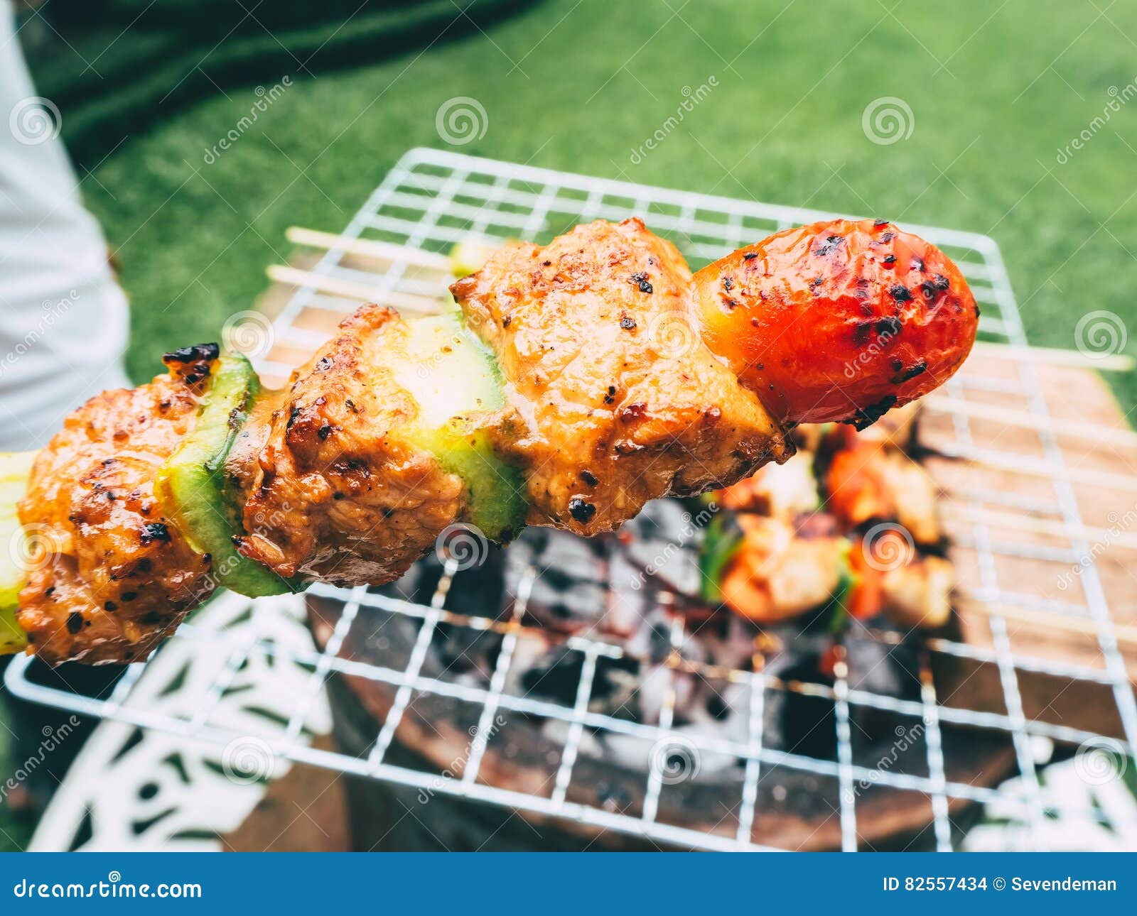 Kochen Des Grills Im Garten Stockfoto Bild Von Rindfleisch Outdoor 82557434