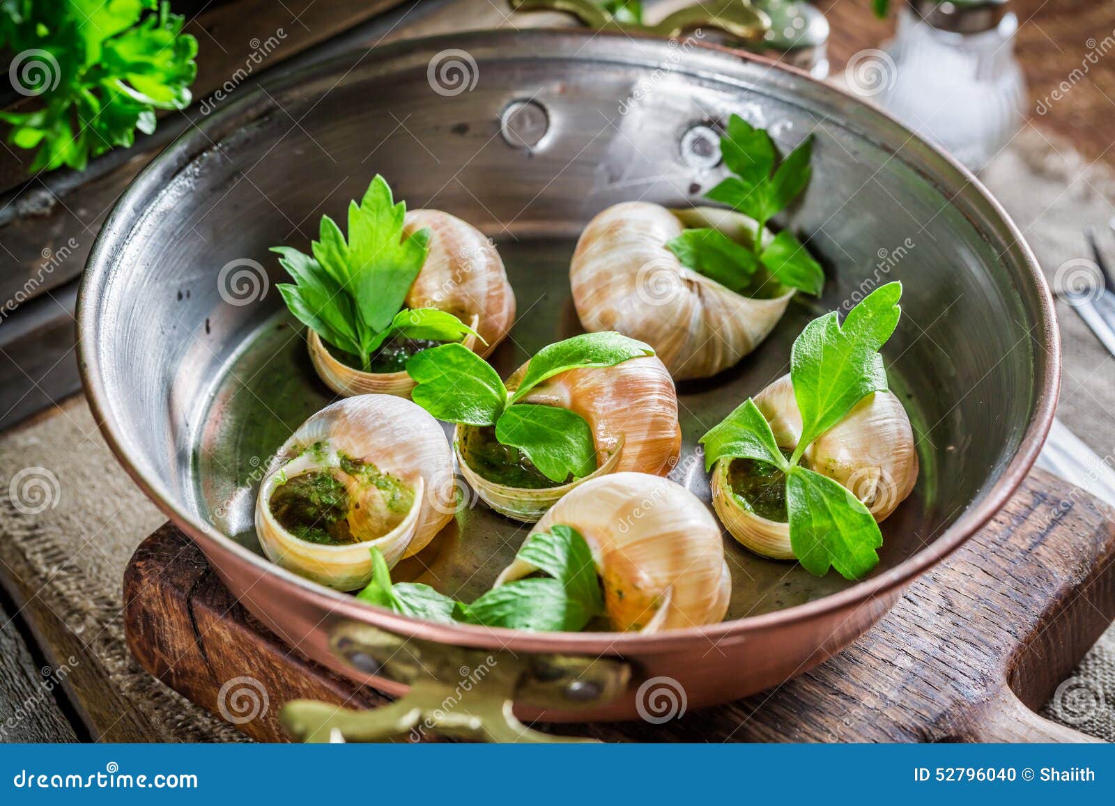 Kochen Von Schnecken Mit Knoblauchbutter Und -petersilie Stockfoto ...