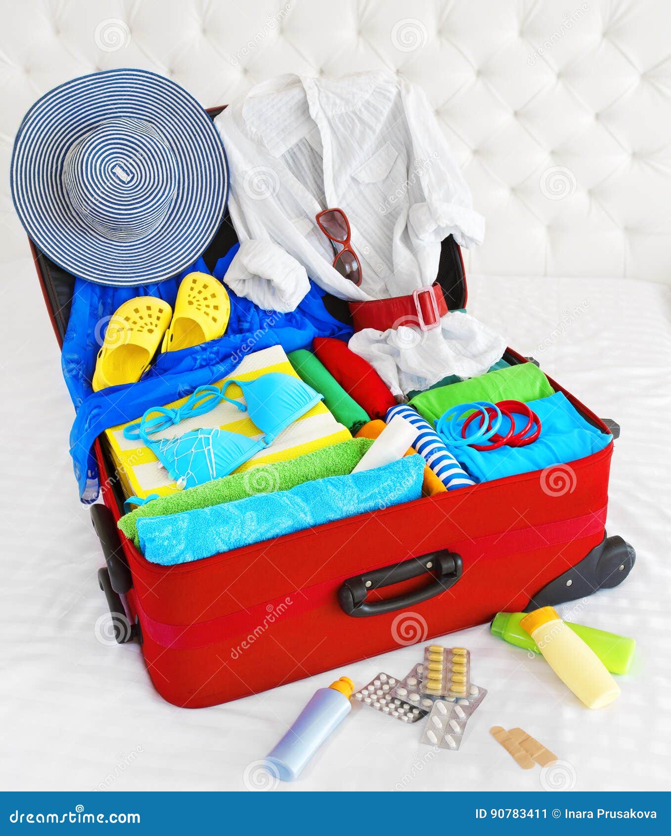 Koffer, öffnen Verpackte Urlaubsreise-Tasche, Gepäck-volle Kleidung  Stockbild - Bild von fall, eigentum: 90783411