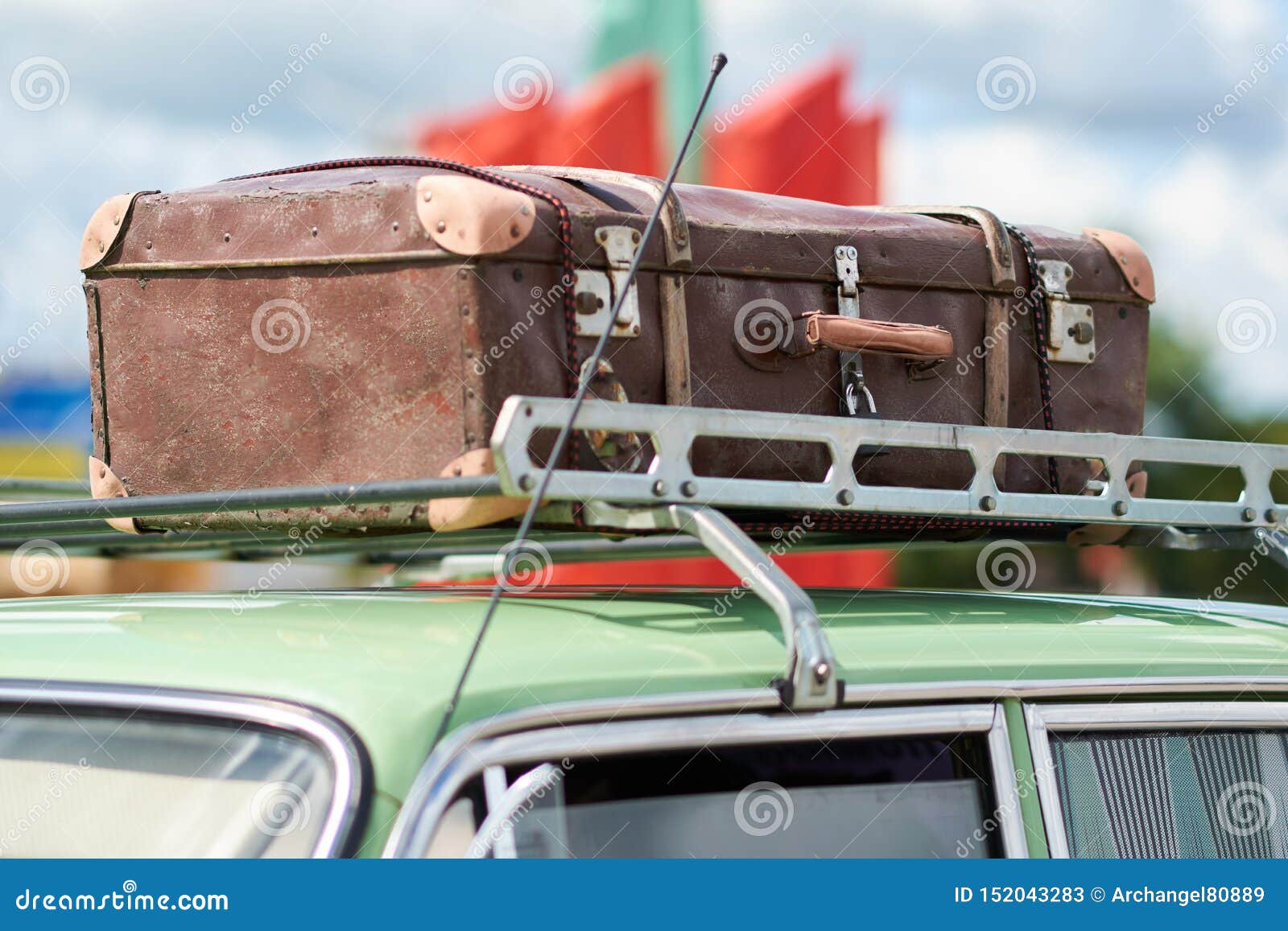 Koffer Op Het Dak Van Een Oude Auto Stock Afbeelding - Image avontuur, reis: 152043283