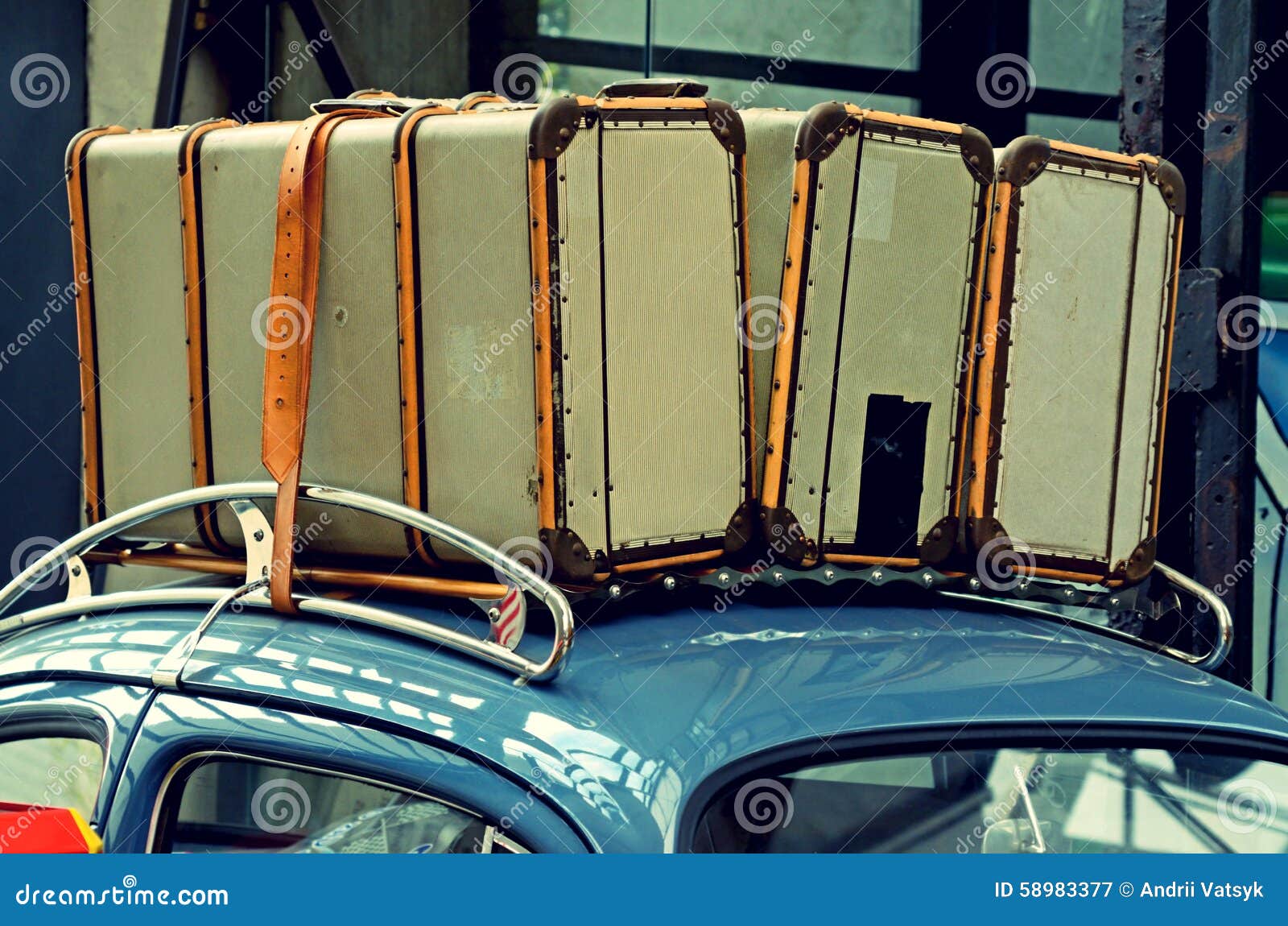 Dakraam Vleugels ijsje Koffers Op Een Bagagedrager Op Het Dak Van De Oude Auto Vinta Stock  Afbeelding - Image of reizen, auto: 58983377